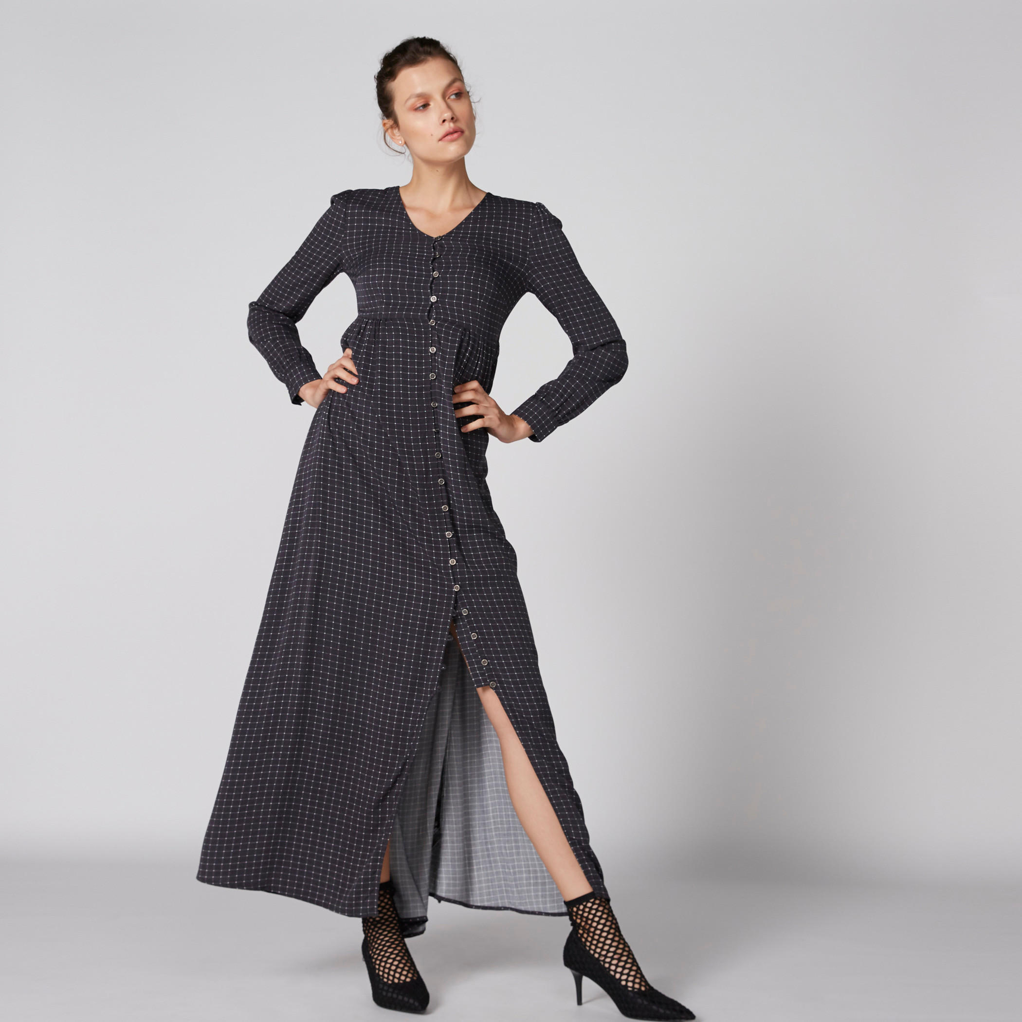 فستان ماكسي بياقة V وأكمام طويلة من لي كوبر-women-clothing-dresses-image-3