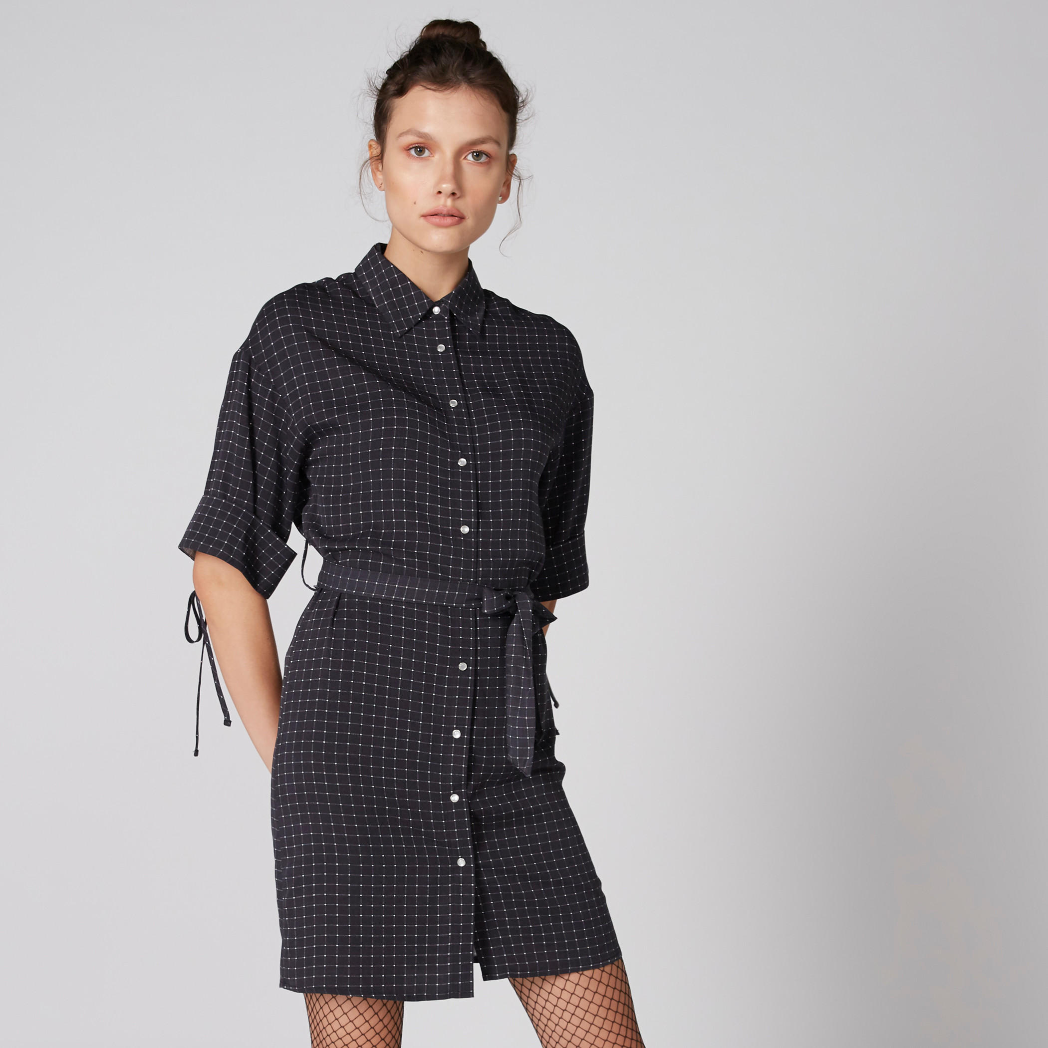 فستان قميص كاروهات بأكمام قصيرة وأربطة من لي كوبر-women-clothing-dresses-image-1