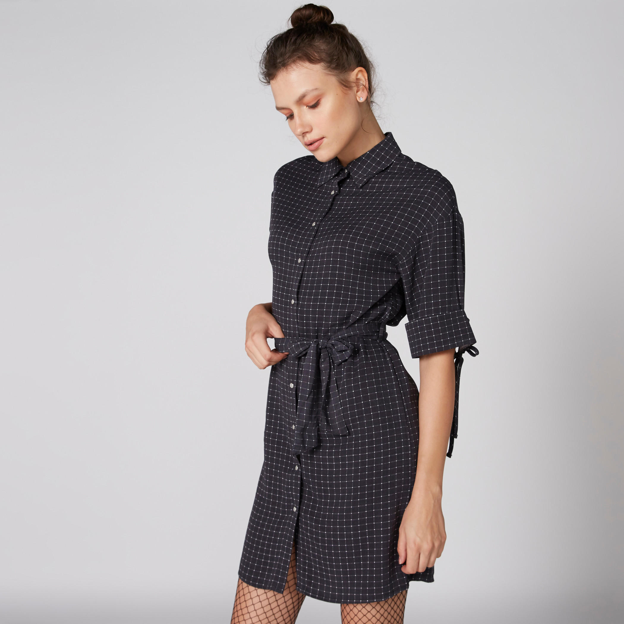 فستان قميص كاروهات بأكمام قصيرة وأربطة من لي كوبر-women-clothing-dresses-image-4