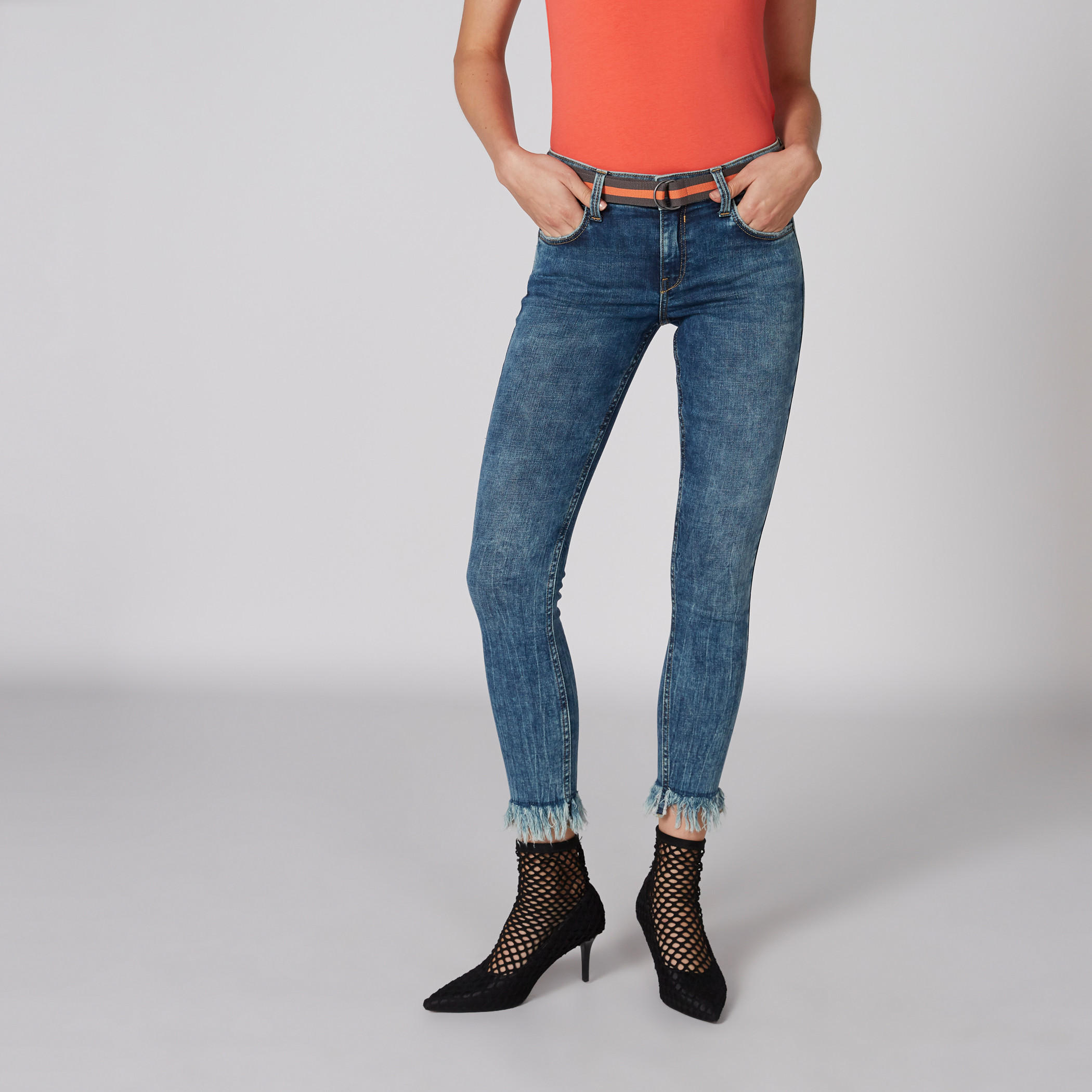 بنطال جينز قصير بحزام من لي كوبر-women-clothing-bottoms-jeans-image-3