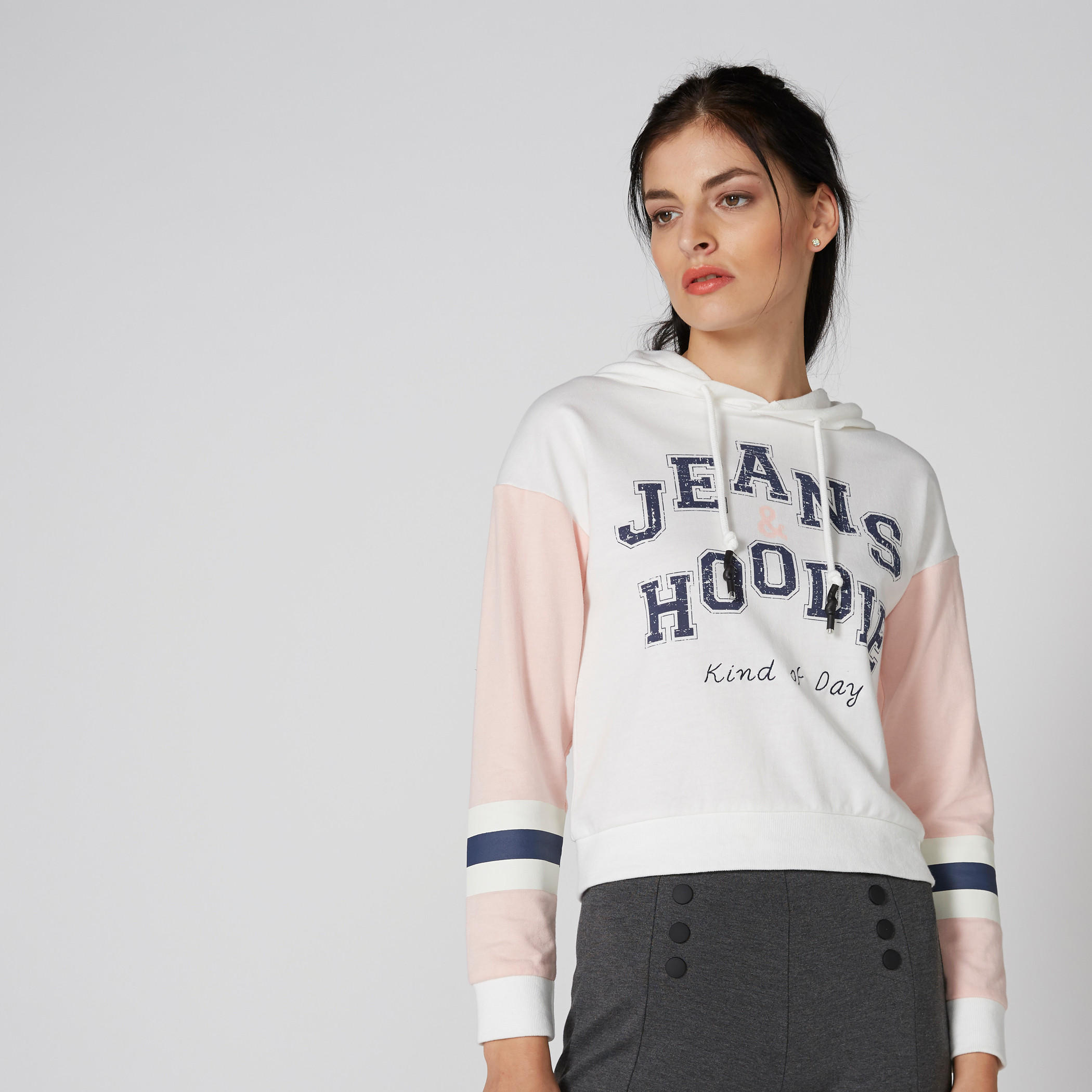 سويت شيرت بأكمام طويلة وقبعة وطبعات-women-winterwear-hoodiesandsweatshirts-hoodies-image-3