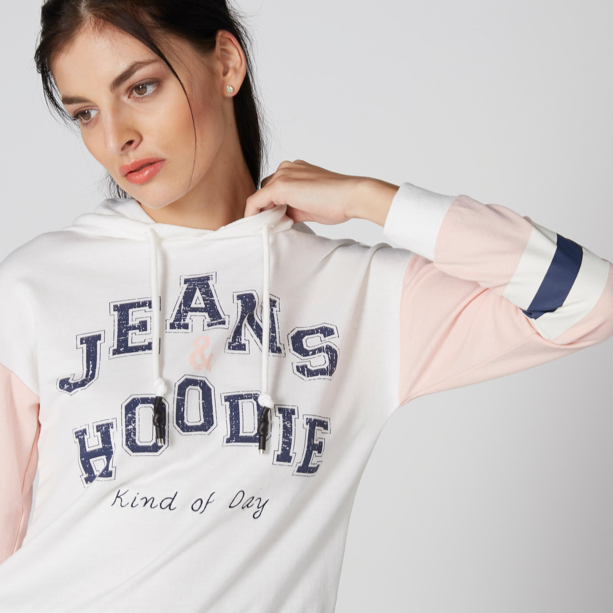 سويت شيرت بأكمام طويلة وقبعة وطبعات-women-winterwear-hoodiesandsweatshirts-hoodies-image-4