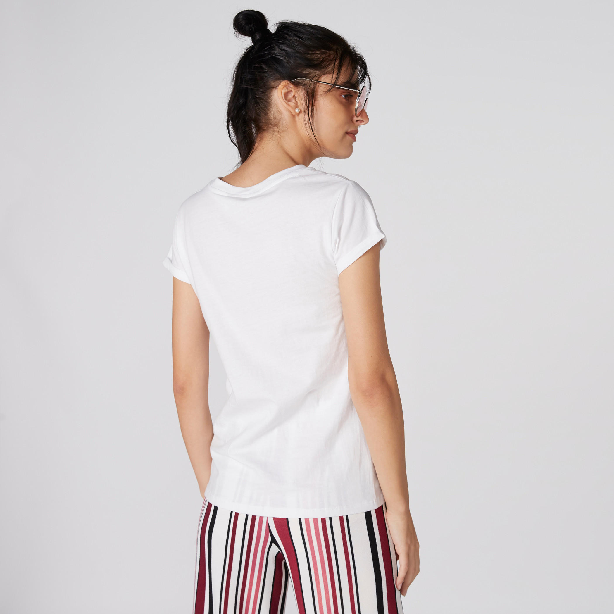 تيشيرت بياقة مستديرة وأكمام كاب وتفاصيل مزخرفة-women-clothing-tshirts-image-2