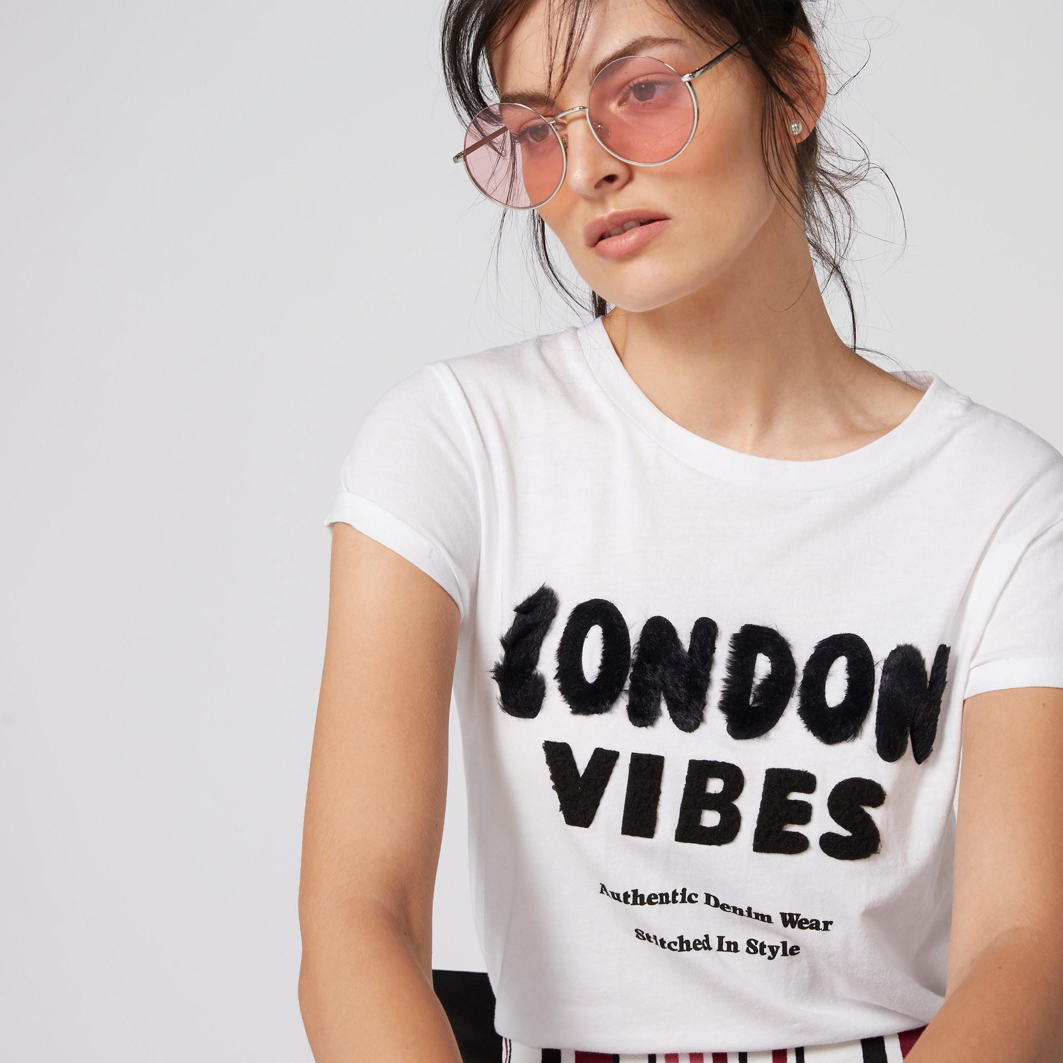 تيشيرت بياقة مستديرة وأكمام كاب وتفاصيل مزخرفة-women-clothing-tshirts-image-4