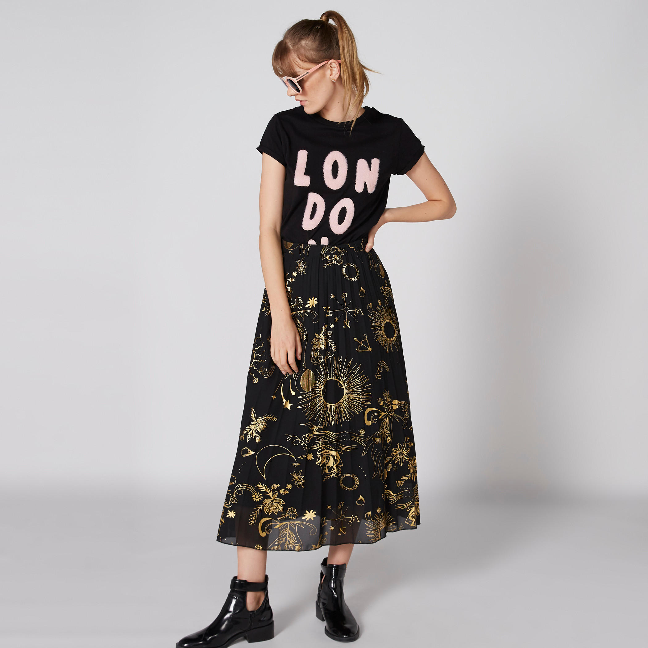 تيشيرت بياقة ضيّقة وأكمام كاب وتفاصيل مزخرفة-women-clothing-tshirts-image-1