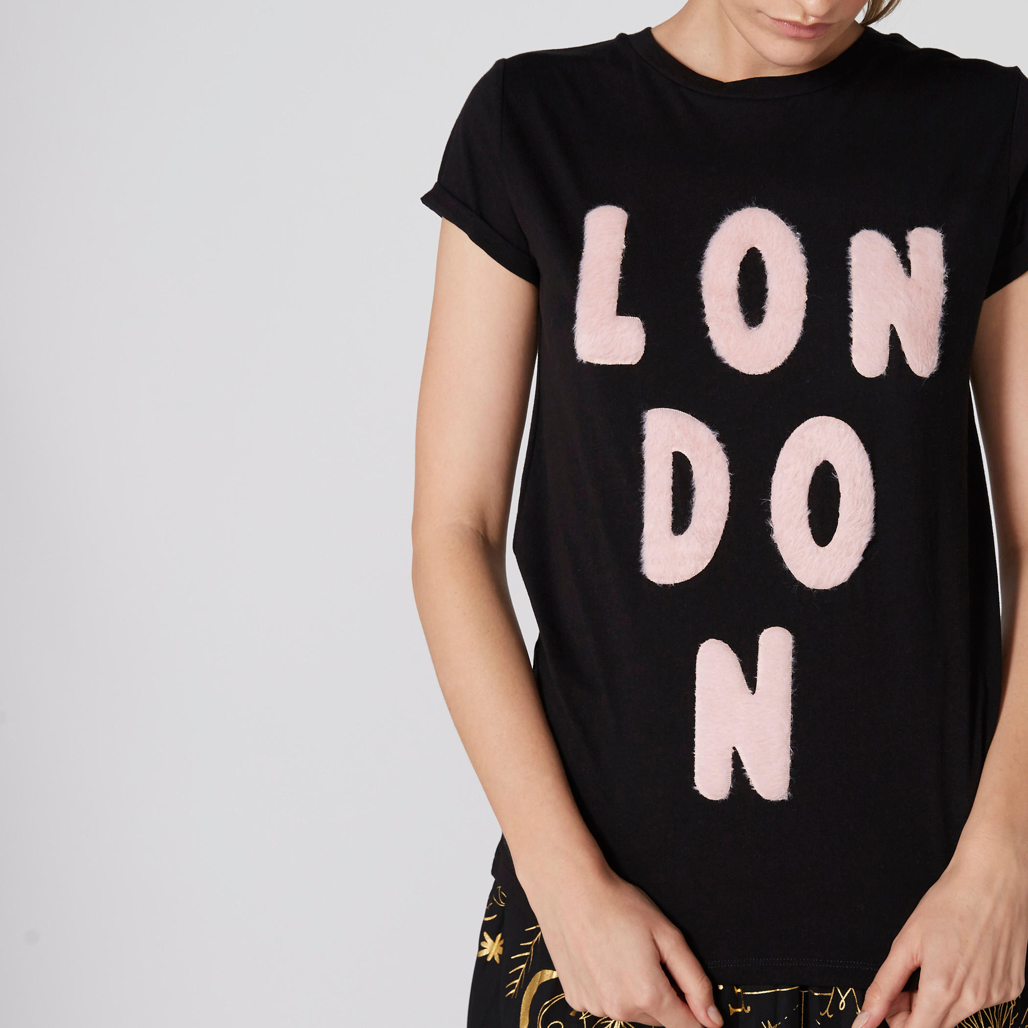 تيشيرت بياقة ضيّقة وأكمام كاب وتفاصيل مزخرفة-women-clothing-tshirts-image-3