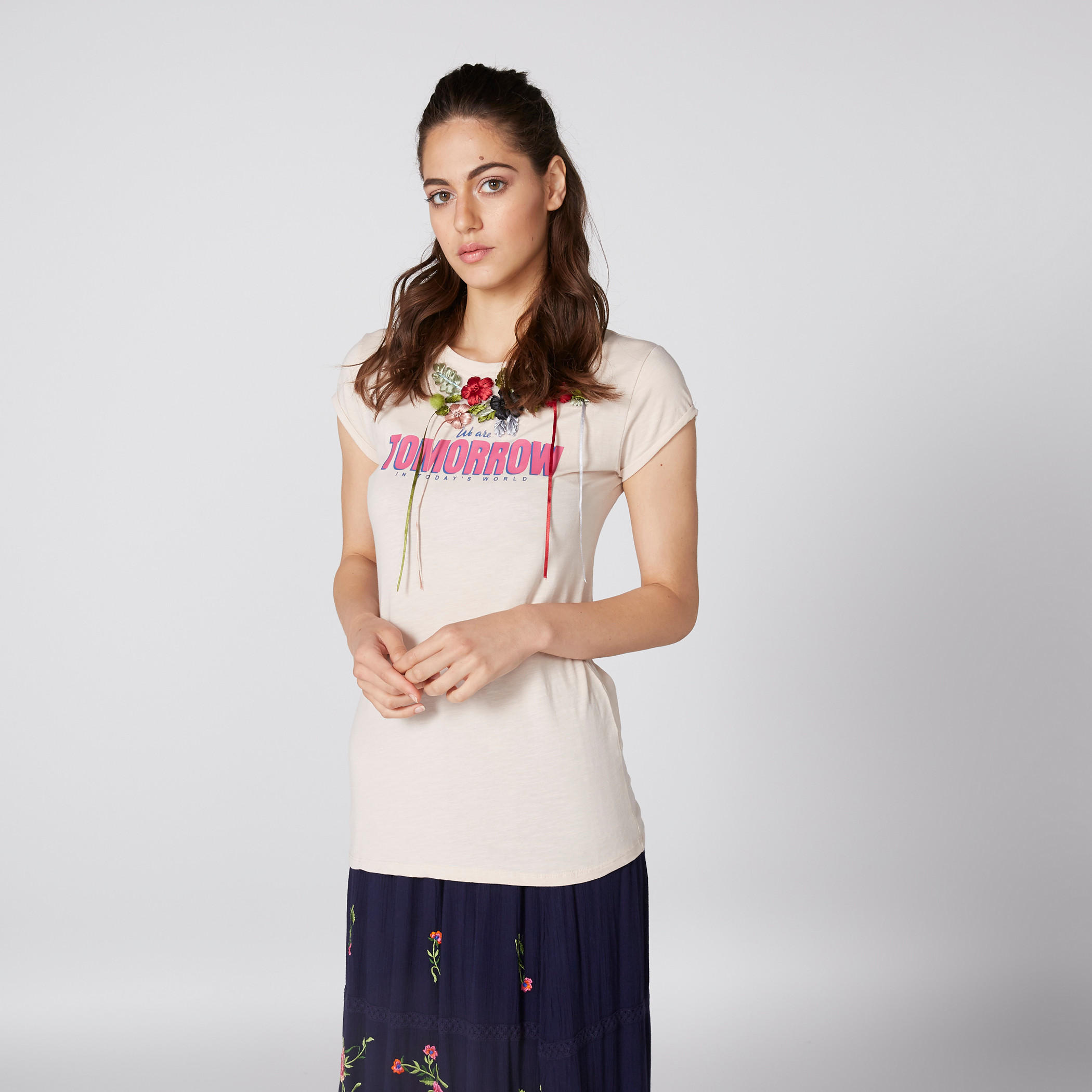تيشيرت مطرز بأكمام كاب وياقة مستديرة من لي كوبر-women-clothing-tshirts-image-1