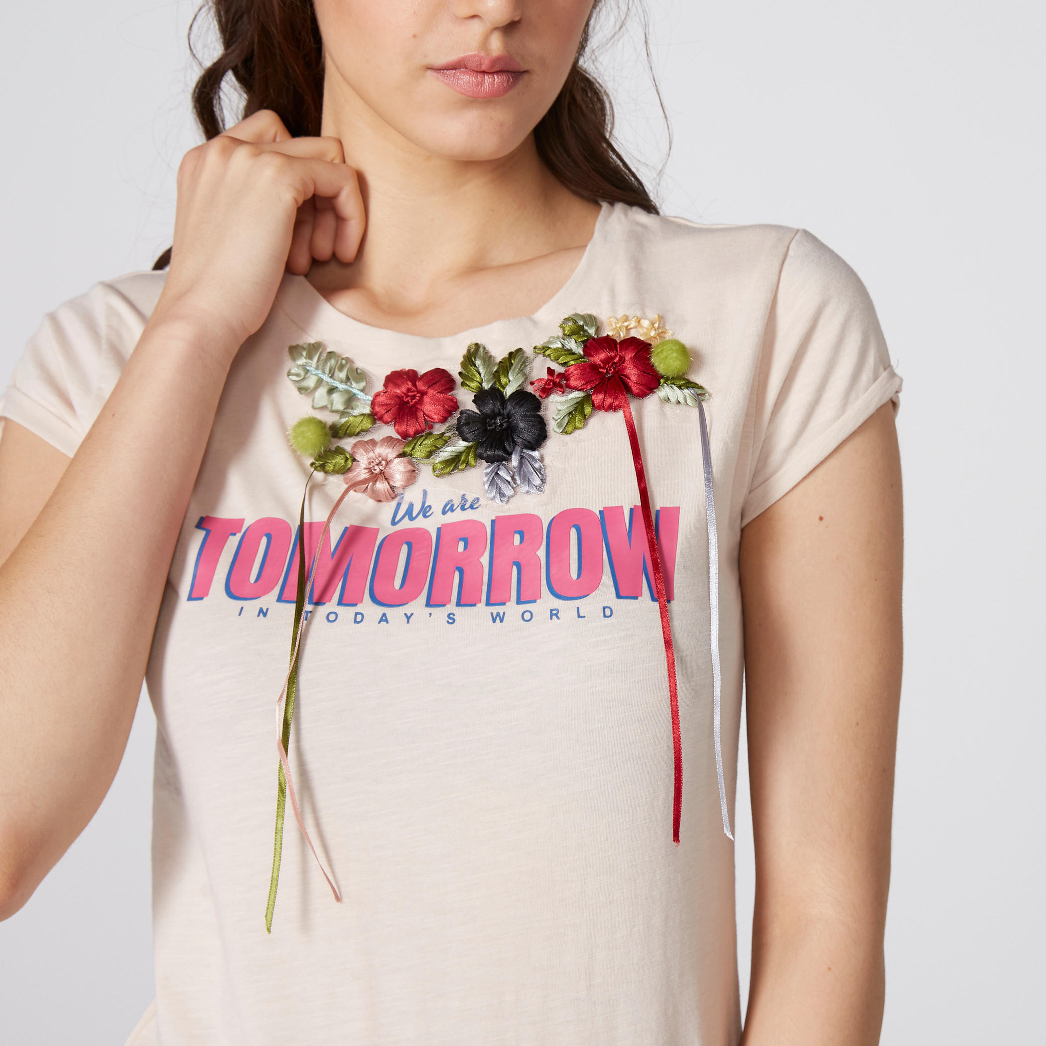 تيشيرت مطرز بأكمام كاب وياقة مستديرة من لي كوبر-women-clothing-tshirts-image-2