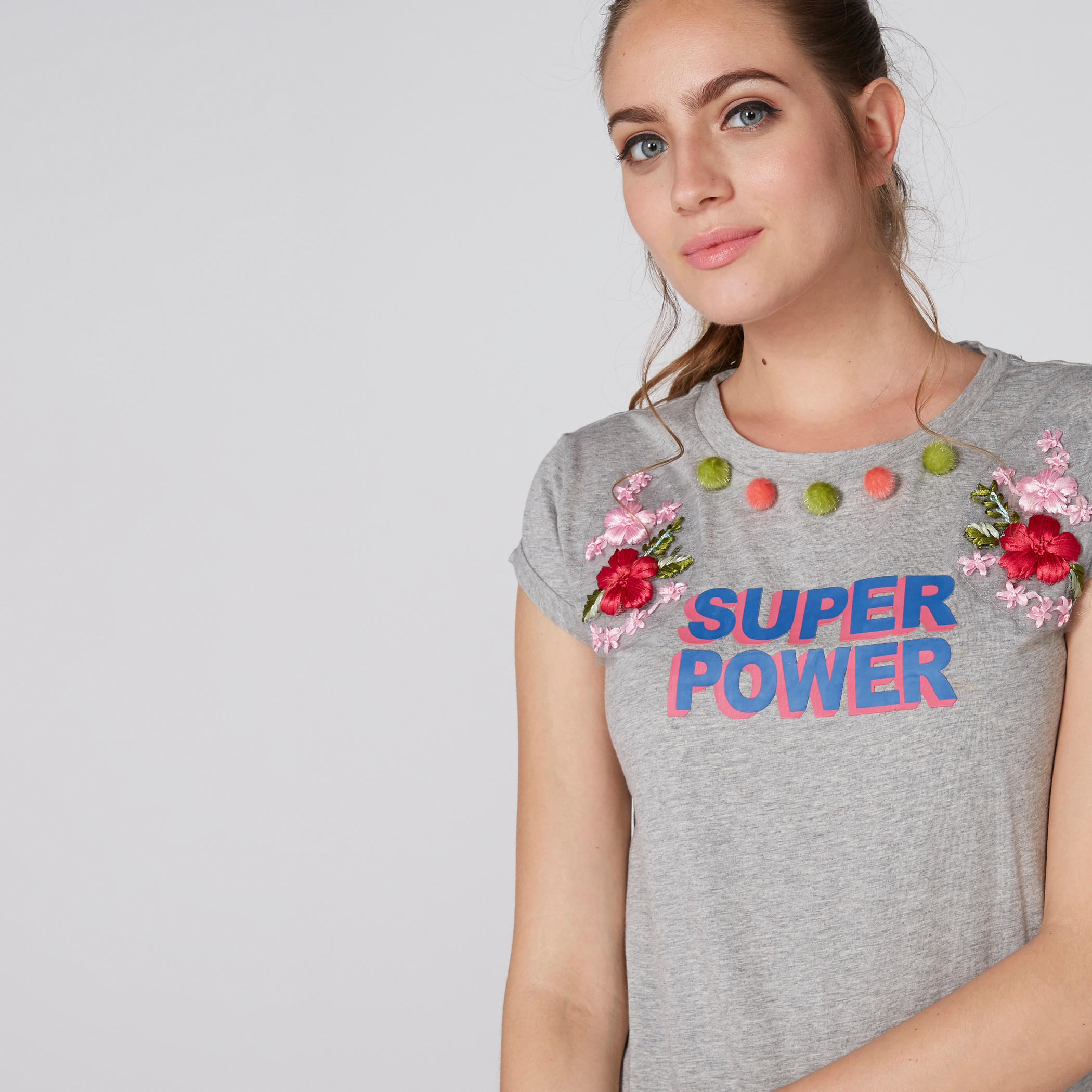 تيشيرت مطرز بأكمام كاب وياقة مستديرة من لي كوبر-women-clothing-tshirts-image-2
