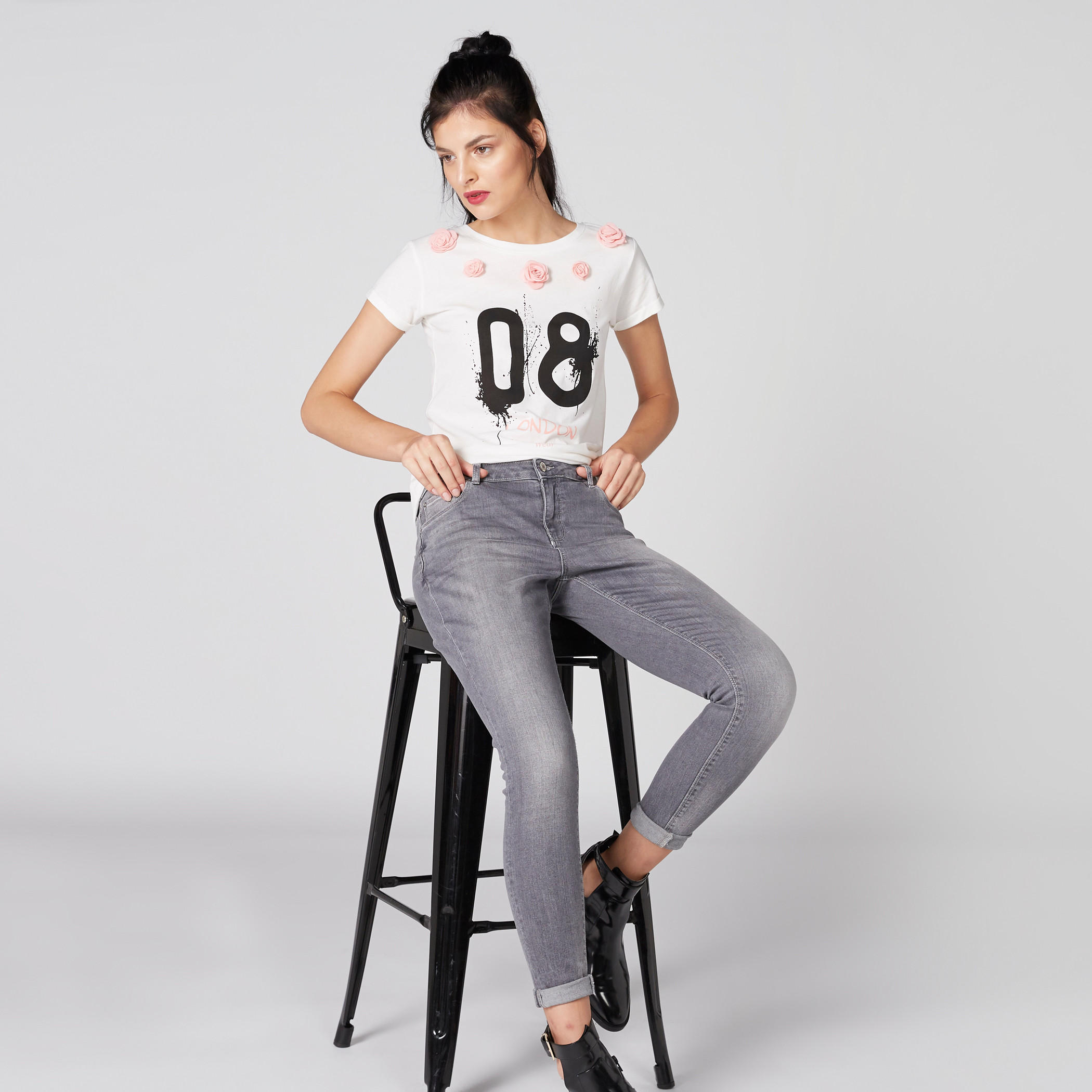 تيشيرت بياقة مستديرة وتزيينات وطبعات-women-clothing-tshirts-image-3