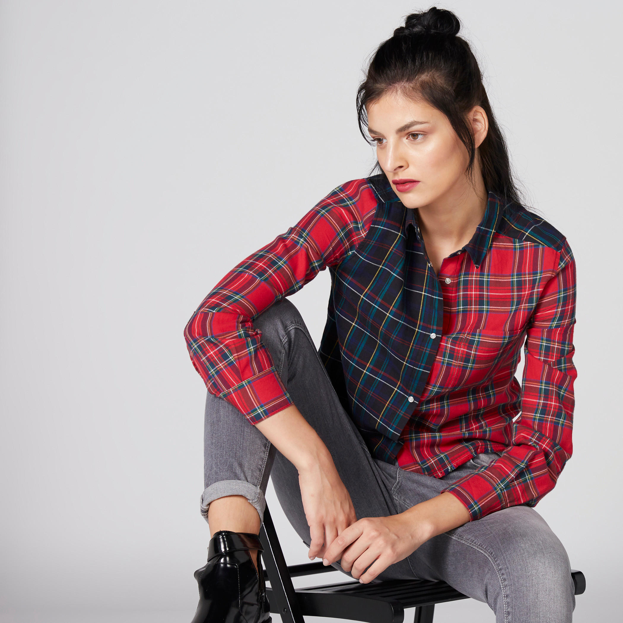 قميص كاروهات قصير بأكمام طويلة وأزرار من لي كوبر-women-clothing-shirtsandblouses-shirts-image-1