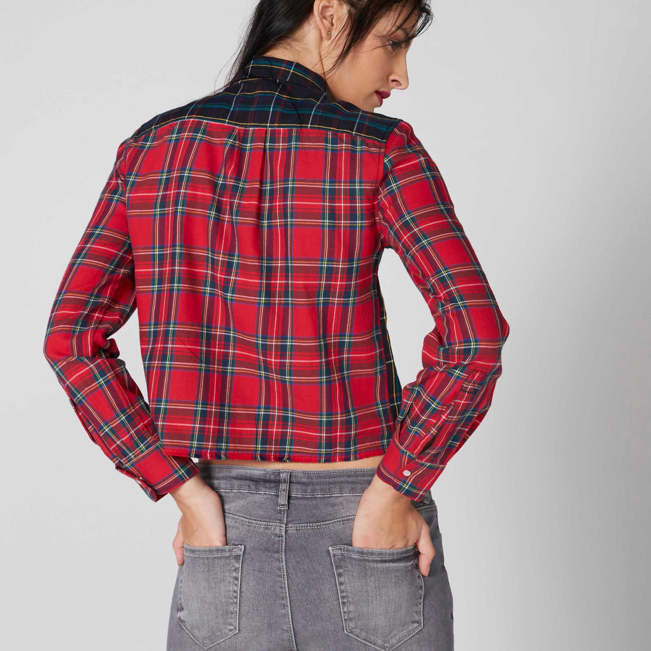 قميص كاروهات قصير بأكمام طويلة وأزرار من لي كوبر-women-clothing-shirtsandblouses-shirts-image-2
