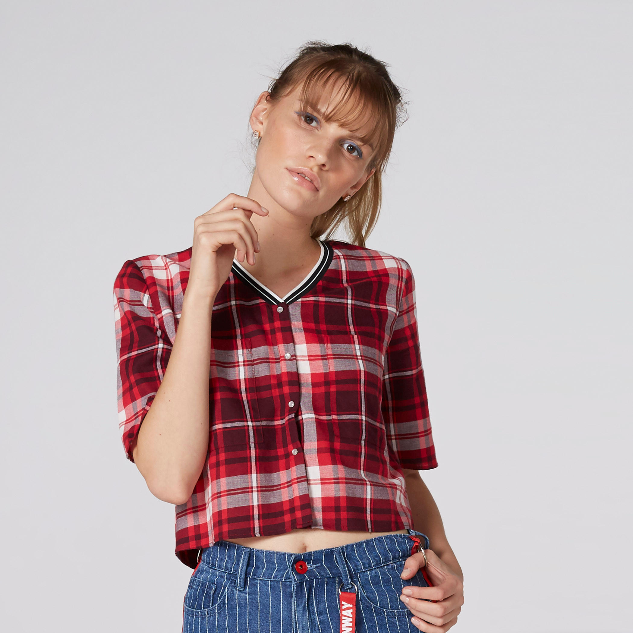 قميص كاروهات قصير بياقة V وأكمام قصيرة من لي كوبر-women-clothing-shirtsandblouses-shirts-image-1