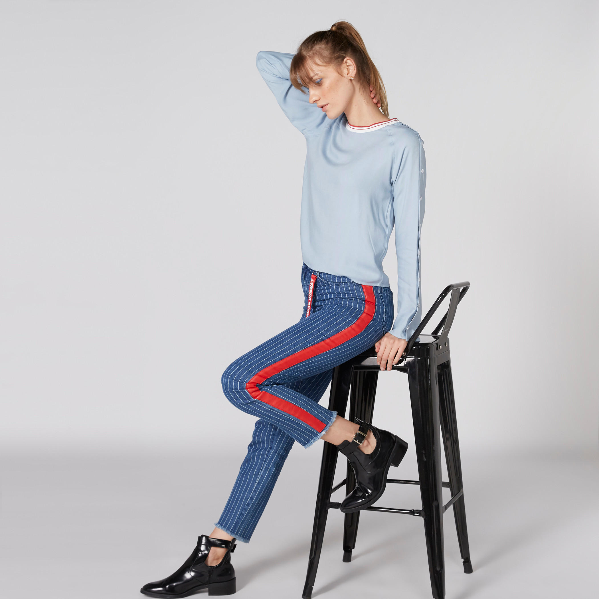 تيشيرت بياقة مستديرة وأكمام طويلة وأزرار من لي كوبر-women-clothing-tshirts-image-1