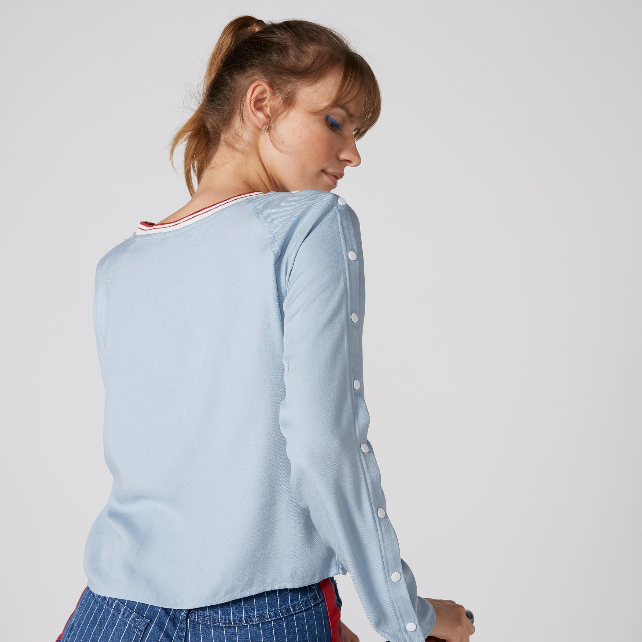 تيشيرت بياقة مستديرة وأكمام طويلة وأزرار من لي كوبر-women-clothing-tshirts-image-2