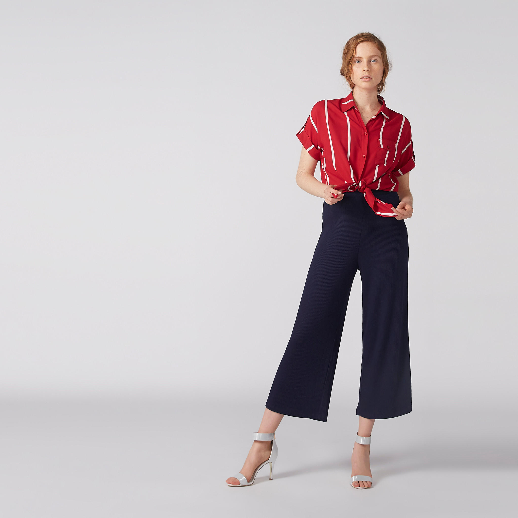 بلوزة قصيرة مقلّمة بأكمام قصيرة وتفاصيل معقودة-women-clothing-shirtsandblouses-blouses-image-1