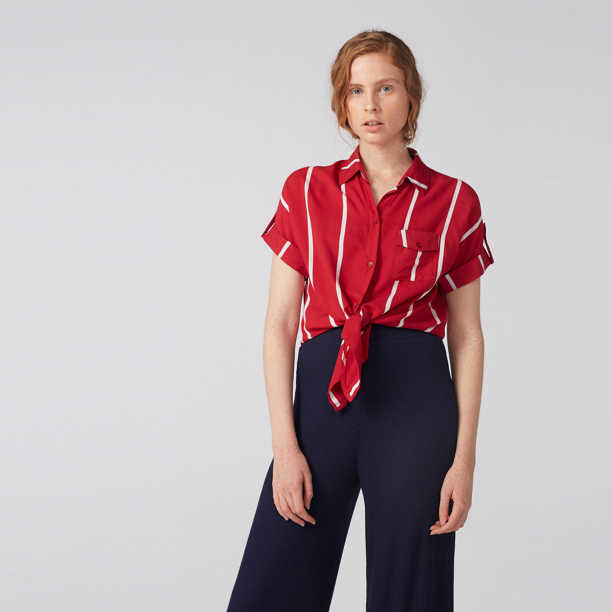 بلوزة قصيرة مقلّمة بأكمام قصيرة وتفاصيل معقودة-women-clothing-shirtsandblouses-blouses-image-2