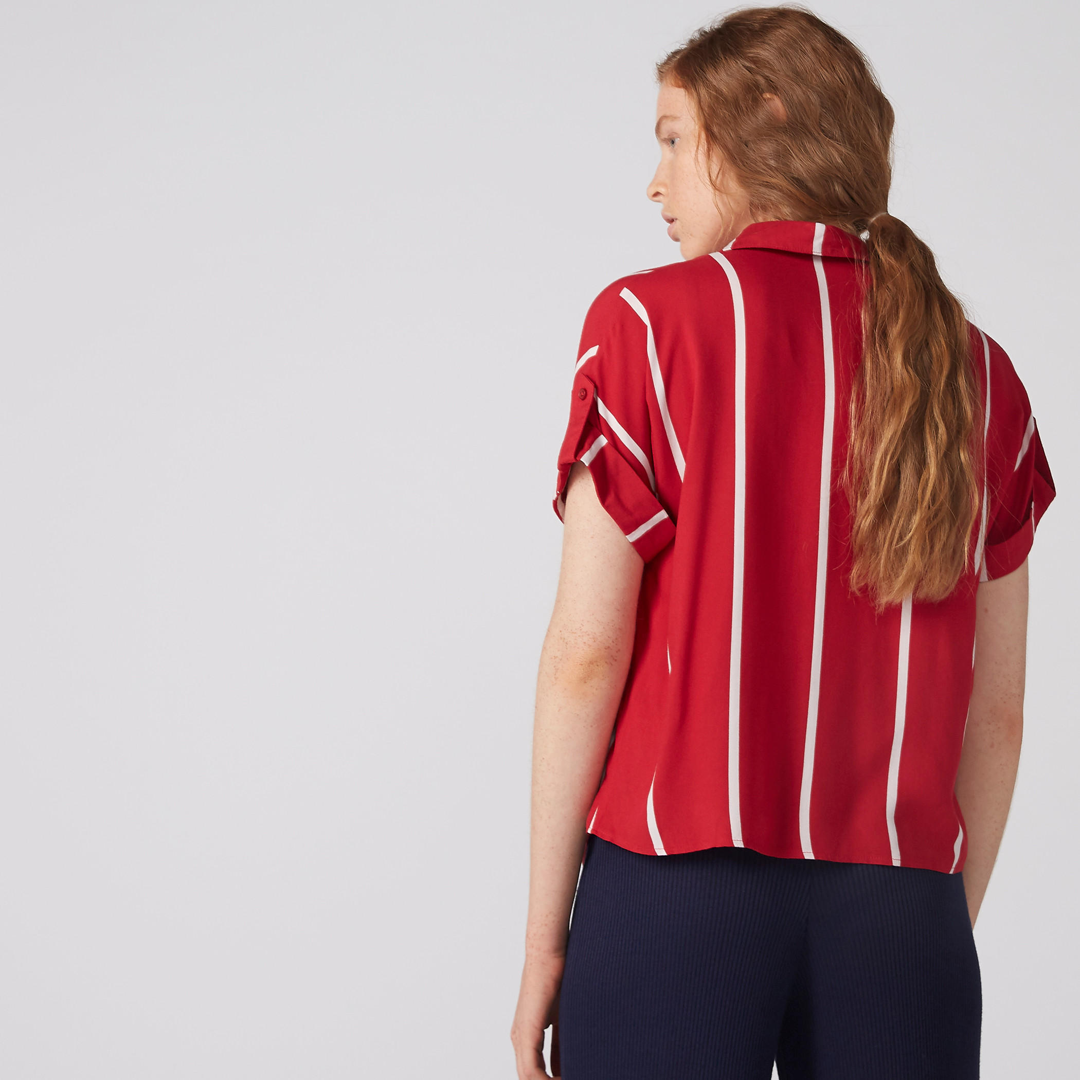 بلوزة قصيرة مقلّمة بأكمام قصيرة وتفاصيل معقودة-women-clothing-shirtsandblouses-blouses-image-3