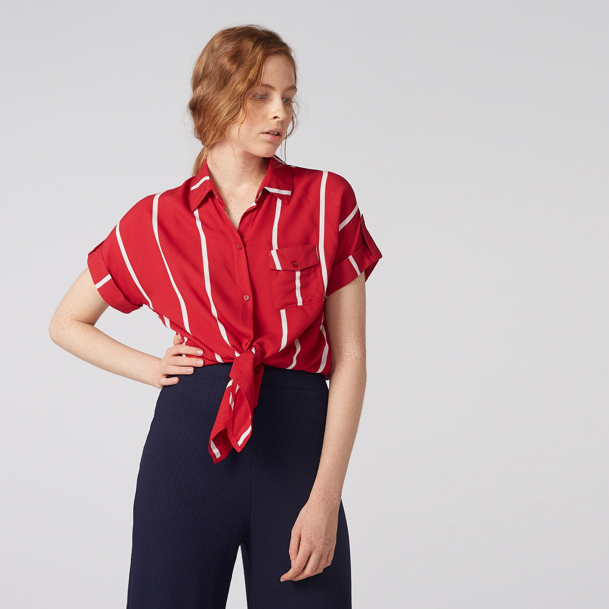 بلوزة قصيرة مقلّمة بأكمام قصيرة وتفاصيل معقودة-women-clothing-shirtsandblouses-blouses-image-5