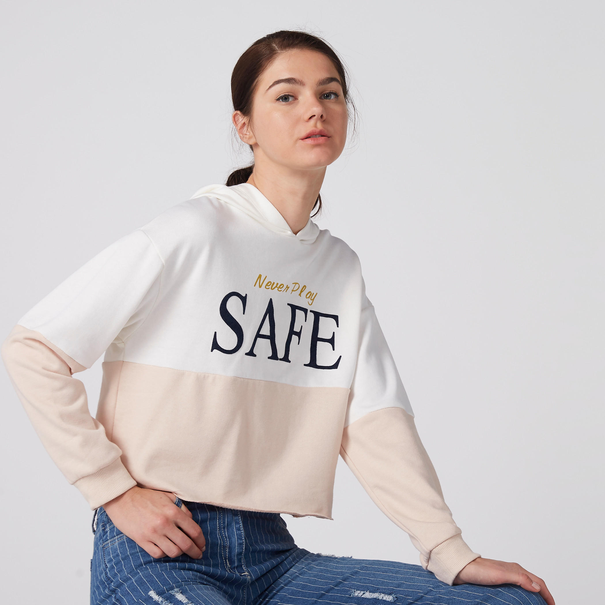 سويت شيرت منقوش بأكمام طويلة وقبعة متصلة-women-winterwear-hoodiesandsweatshirts-hoodies-image-1