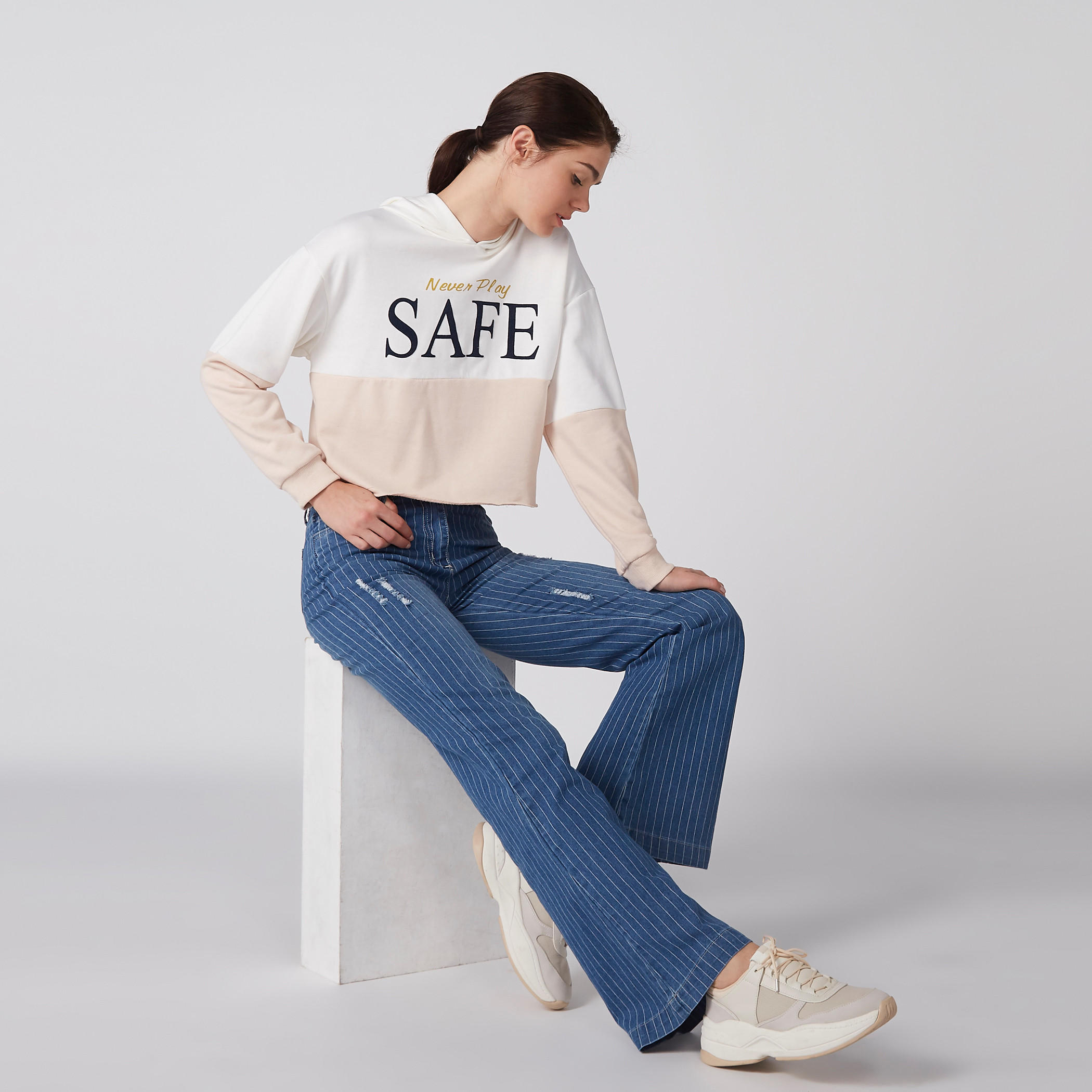 سويت شيرت منقوش بأكمام طويلة وقبعة متصلة-women-winterwear-hoodiesandsweatshirts-hoodies-image-3