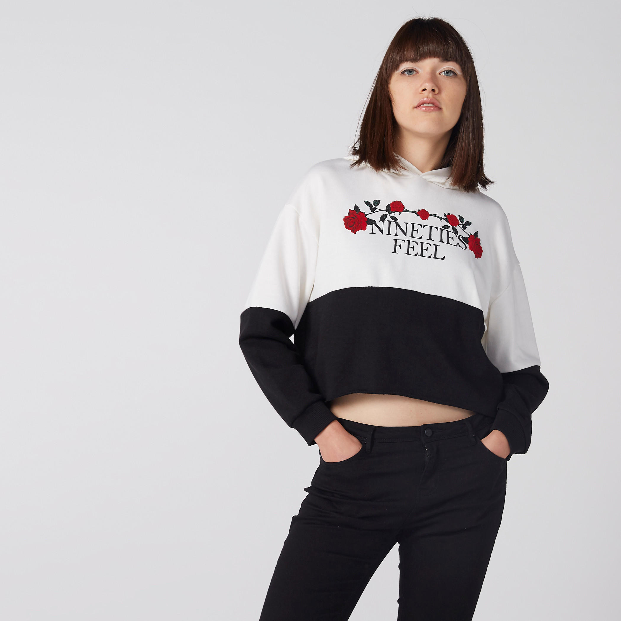 بلوزة قصيرة بأكمام طويلة وقبعة وطبعات-women-winterwear-hoodiesandsweatshirts-hoodies-image-1