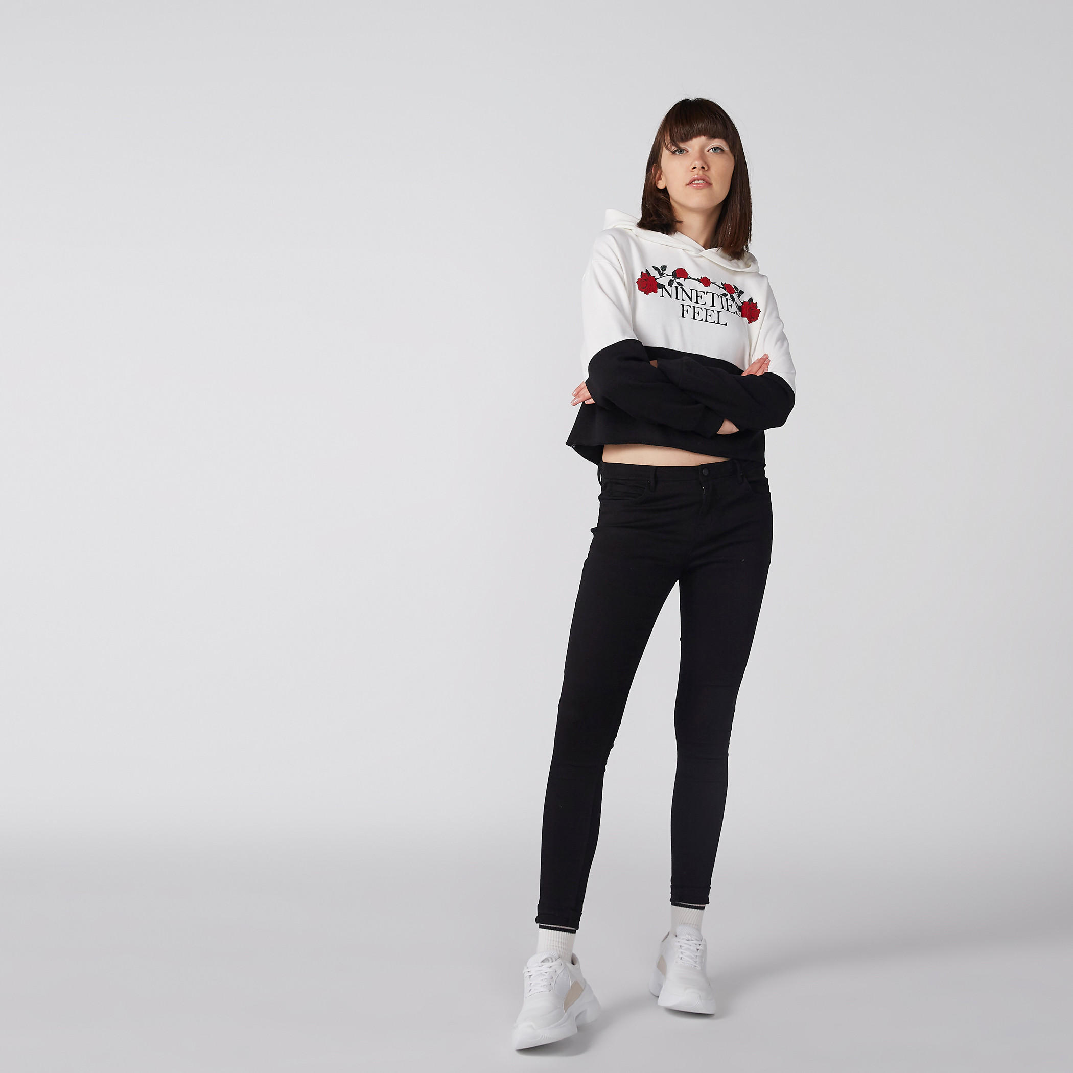 بلوزة قصيرة بأكمام طويلة وقبعة وطبعات-women-winterwear-hoodiesandsweatshirts-hoodies-image-2