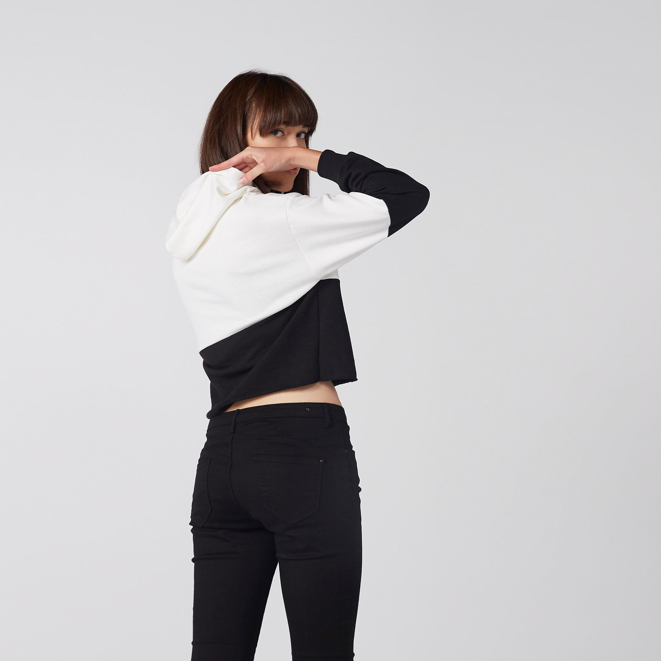 بلوزة قصيرة بأكمام طويلة وقبعة وطبعات-women-winterwear-hoodiesandsweatshirts-hoodies-image-3