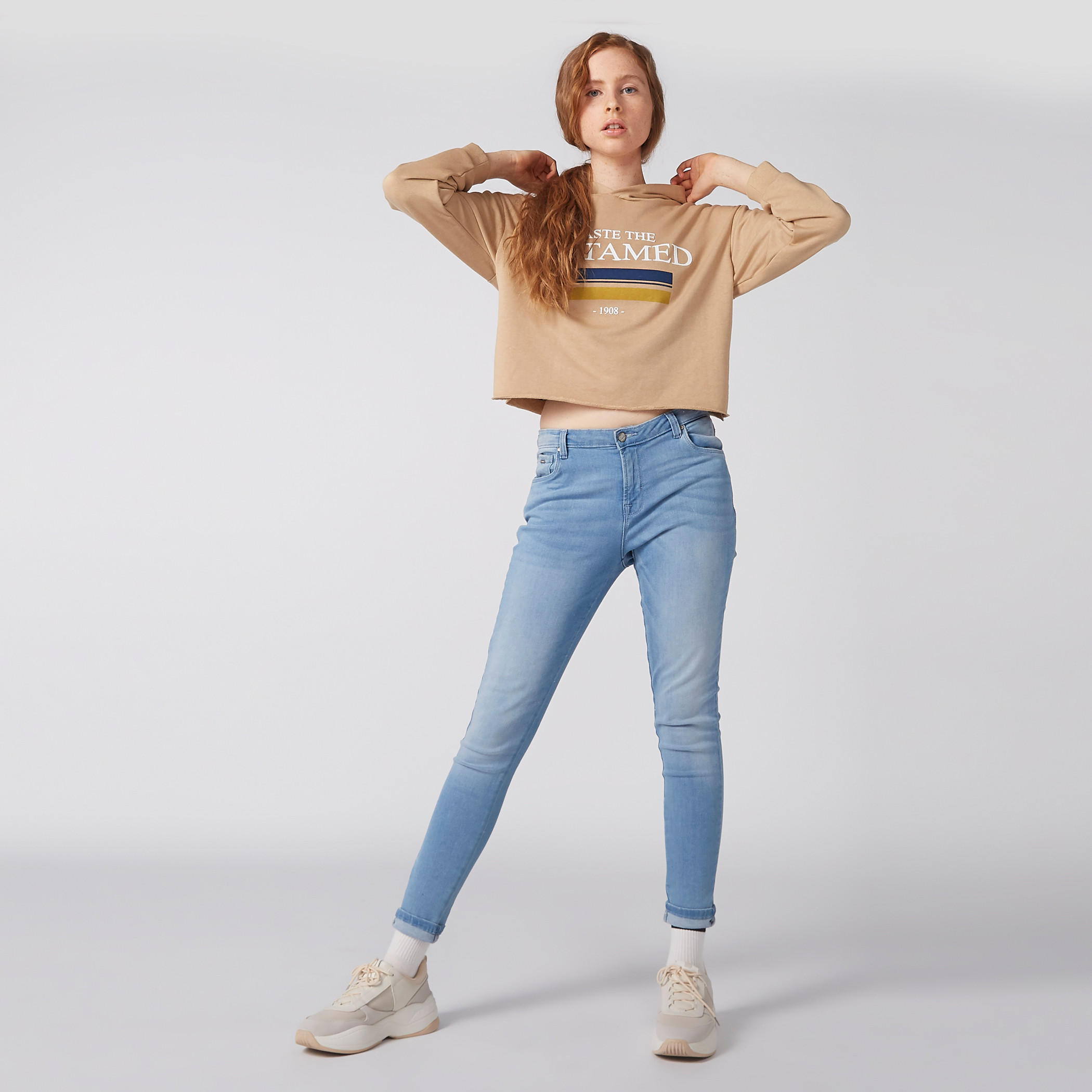 سويت شيرت قصير بطبعات وأكمام طويلة وقبعة-women-winterwear-hoodiesandsweatshirts-hoodies-image-4