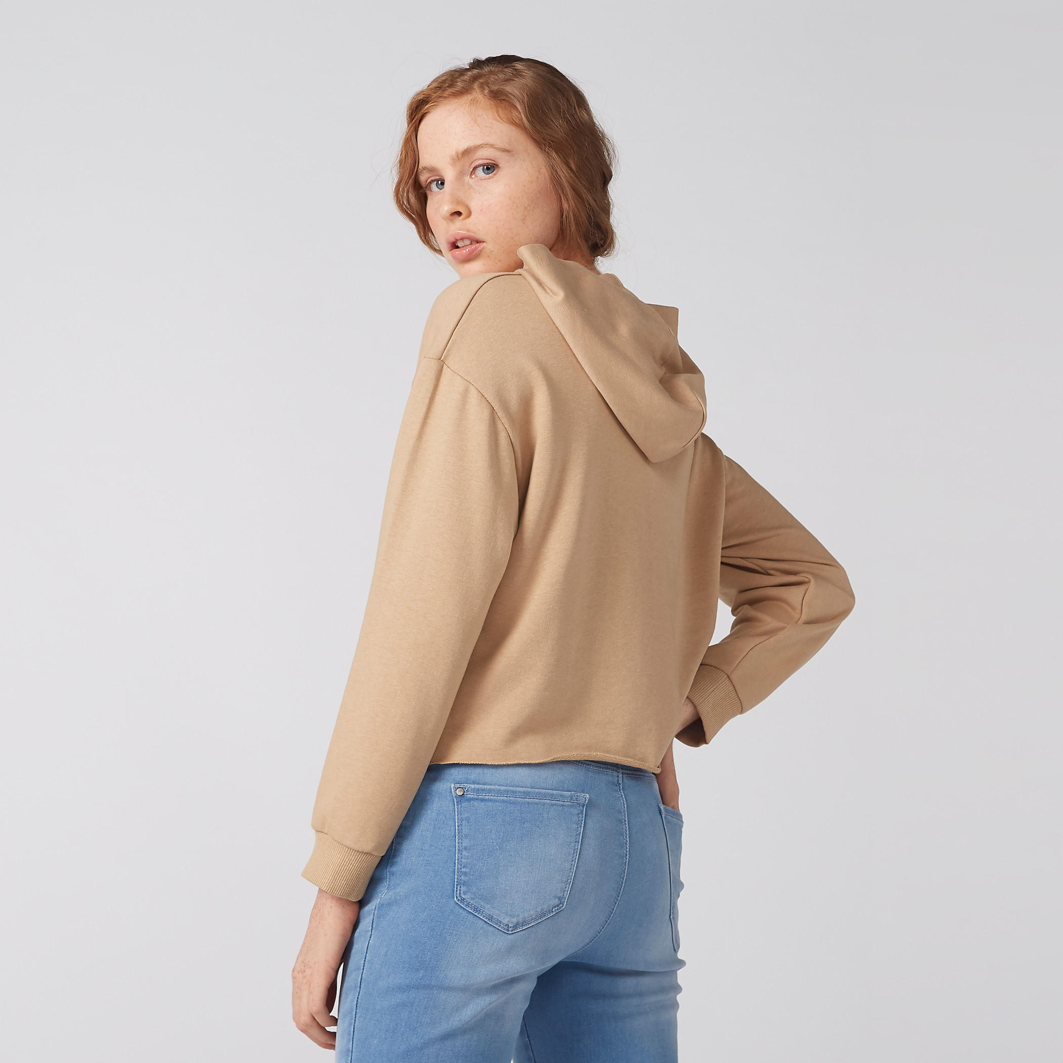سويت شيرت قصير بطبعات وأكمام طويلة وقبعة-women-winterwear-hoodiesandsweatshirts-hoodies-image-1
