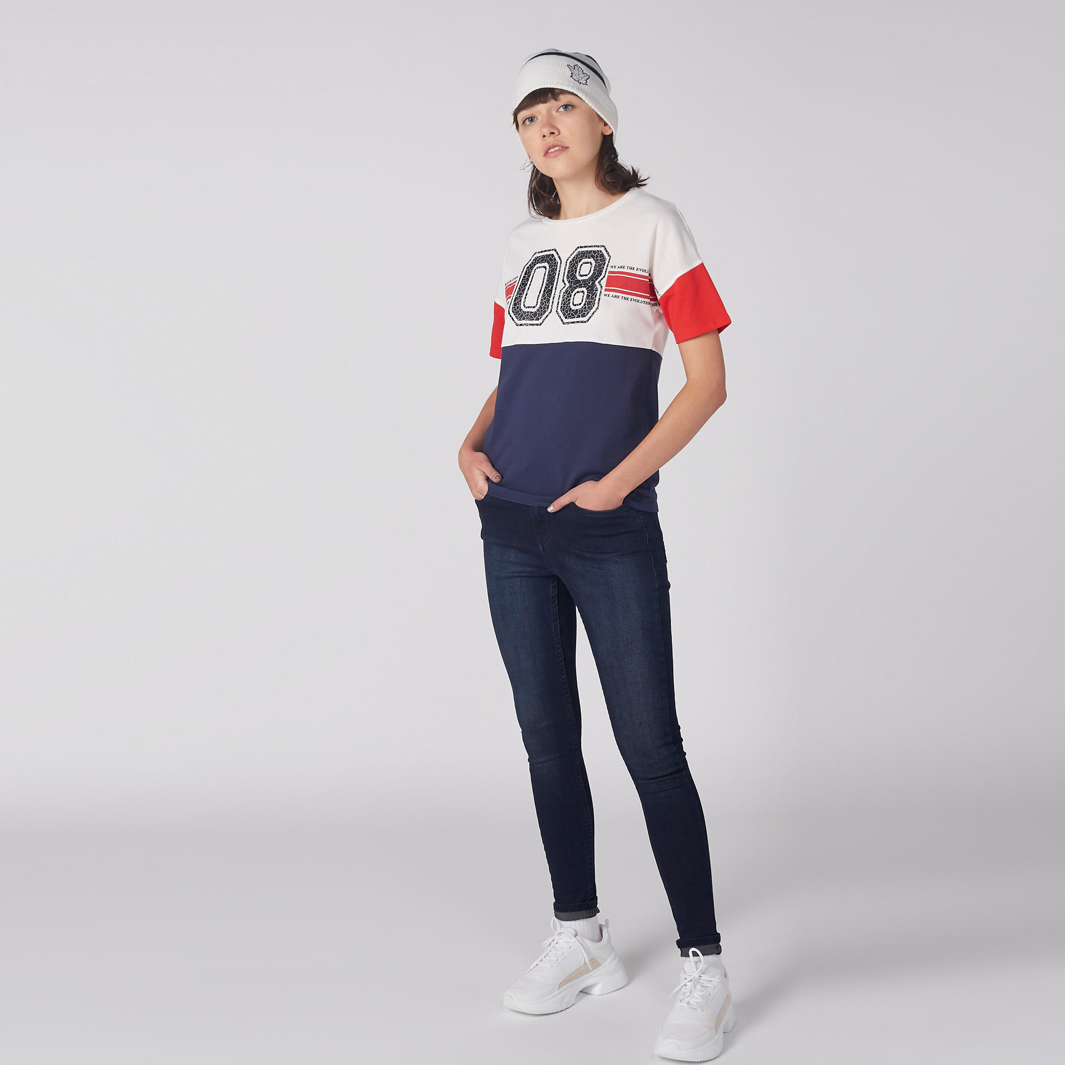 تيشيرت بنقش مطبوع وياقة مستديرة وأكمام قصيرة من لي كوبر-women-clothing-tshirts-image-1