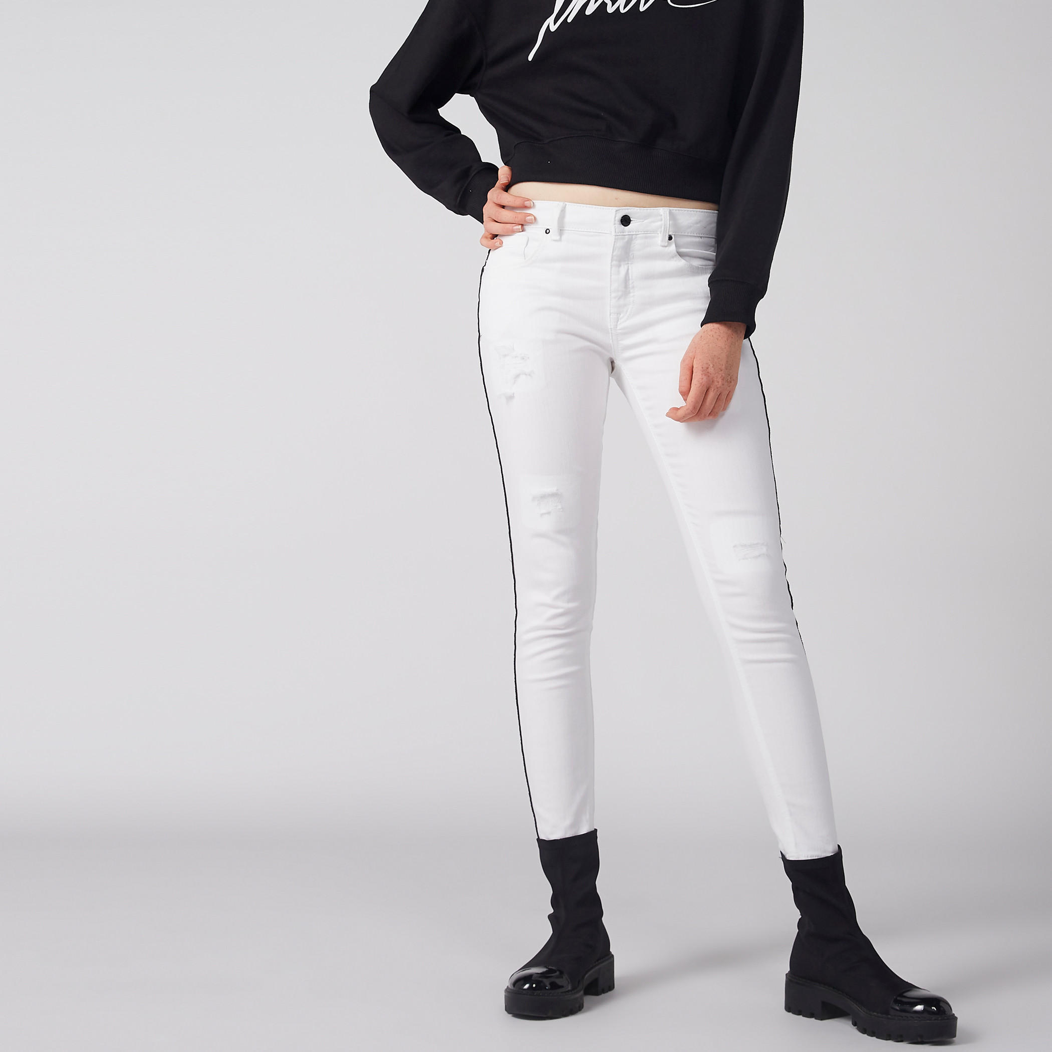 بنطال جينز بتصميم ممزق وزر إغلاق وجيوب-women-clothing-bottoms-jeans-image-1