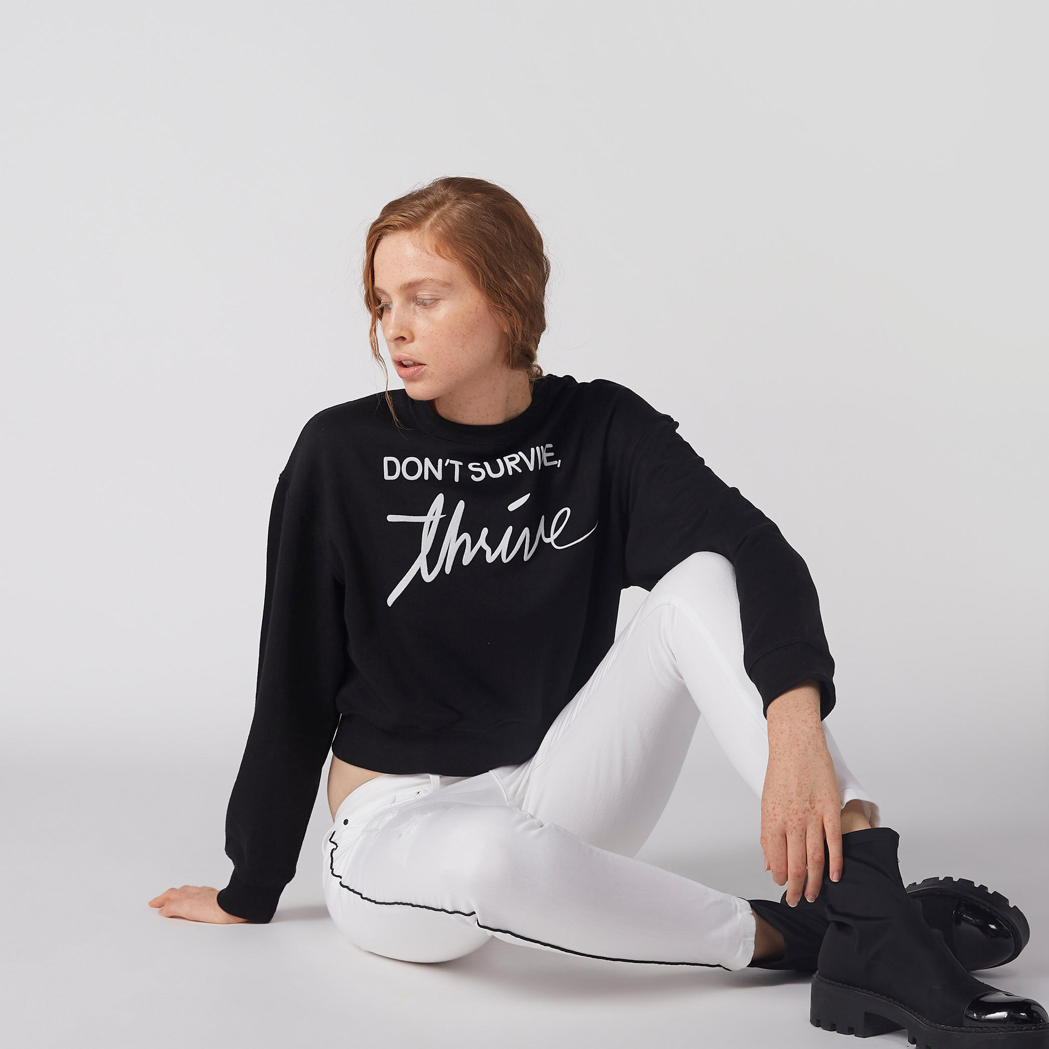 بنطال جينز بتصميم ممزق وزر إغلاق وجيوب-women-clothing-bottoms-jeans-image-2