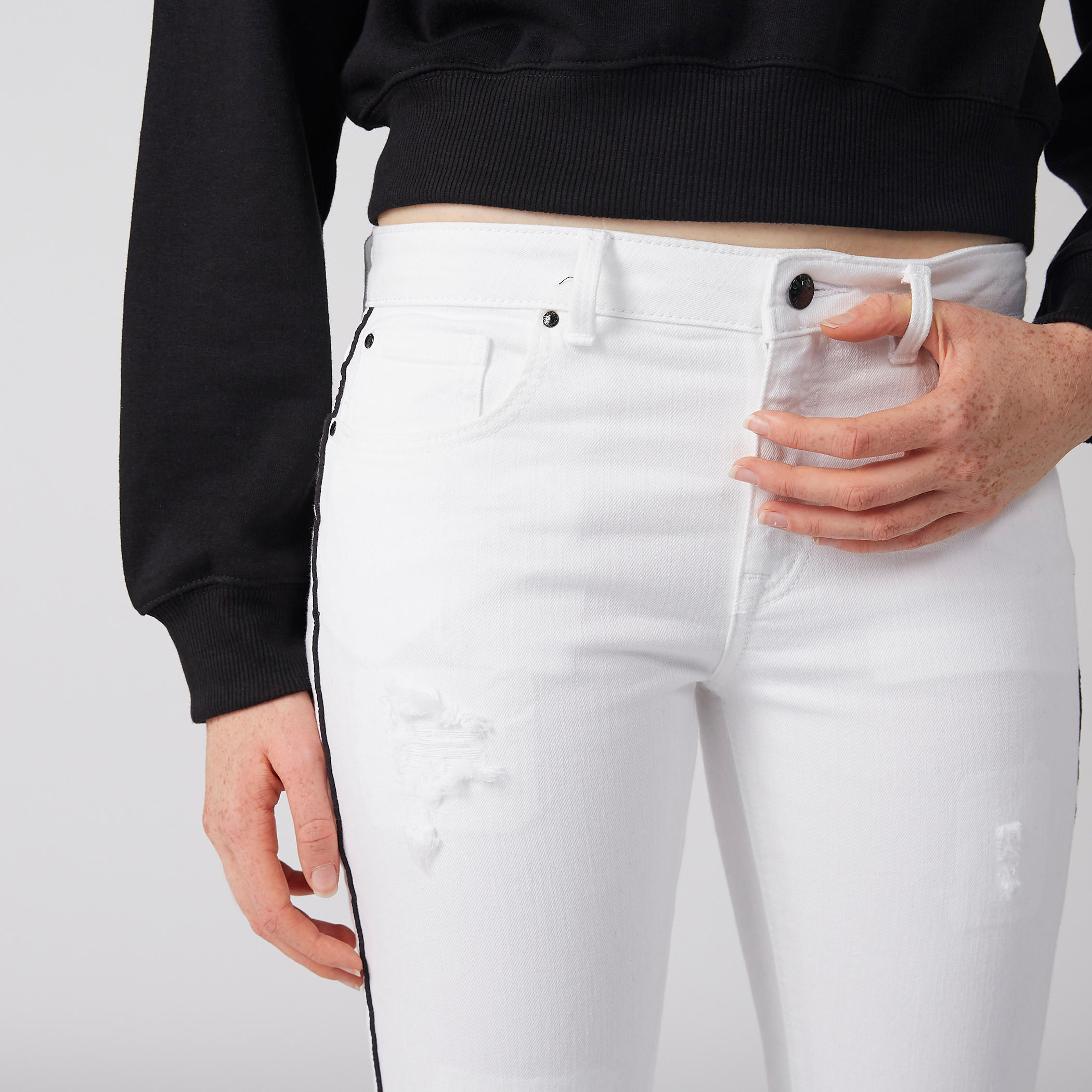 بنطال جينز بتصميم ممزق وزر إغلاق وجيوب-women-clothing-bottoms-jeans-image-3