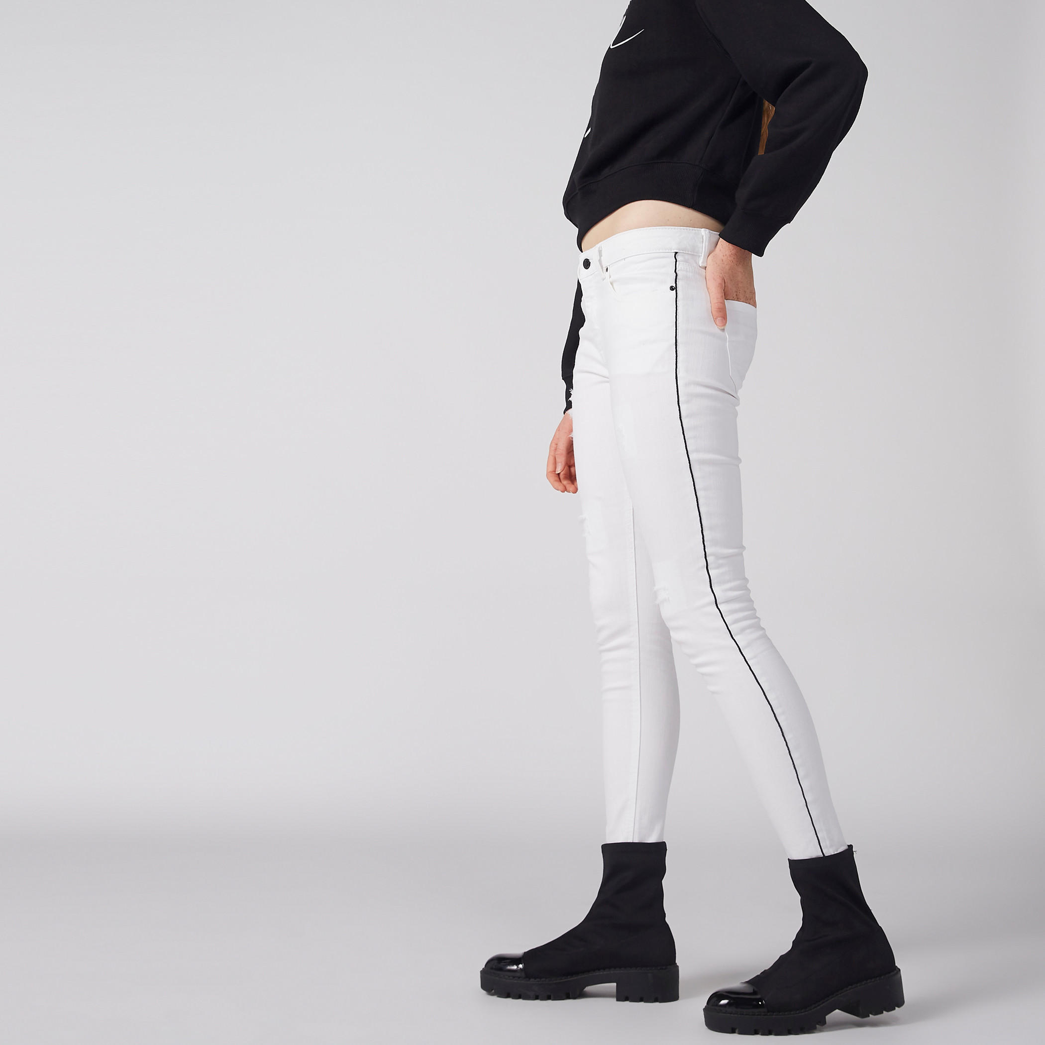 بنطال جينز بتصميم ممزق وزر إغلاق وجيوب-women-clothing-bottoms-jeans-image-4