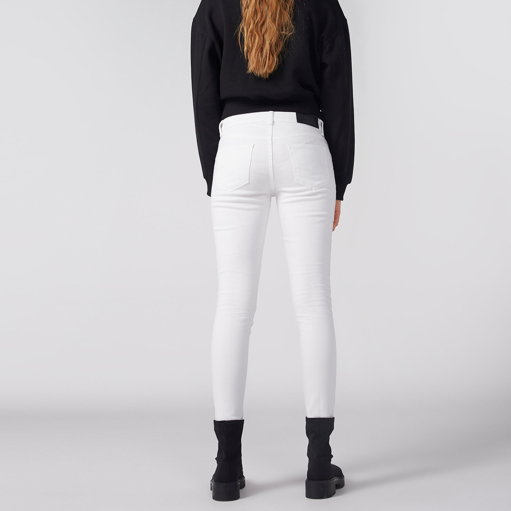 بنطال جينز بتصميم ممزق وزر إغلاق وجيوب-women-clothing-bottoms-jeans-image-5