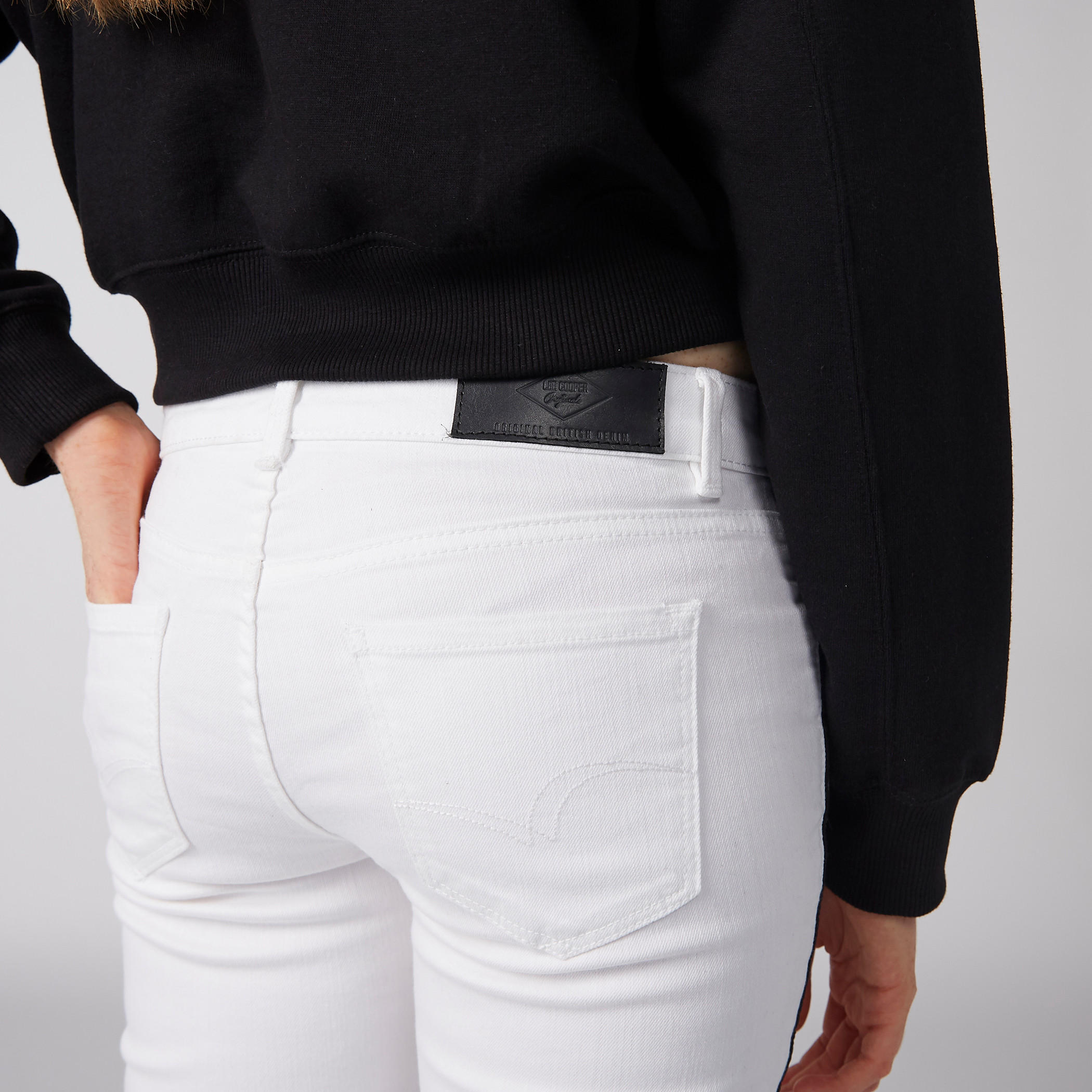 بنطال جينز بتصميم ممزق وزر إغلاق وجيوب-women-clothing-bottoms-jeans-image-6