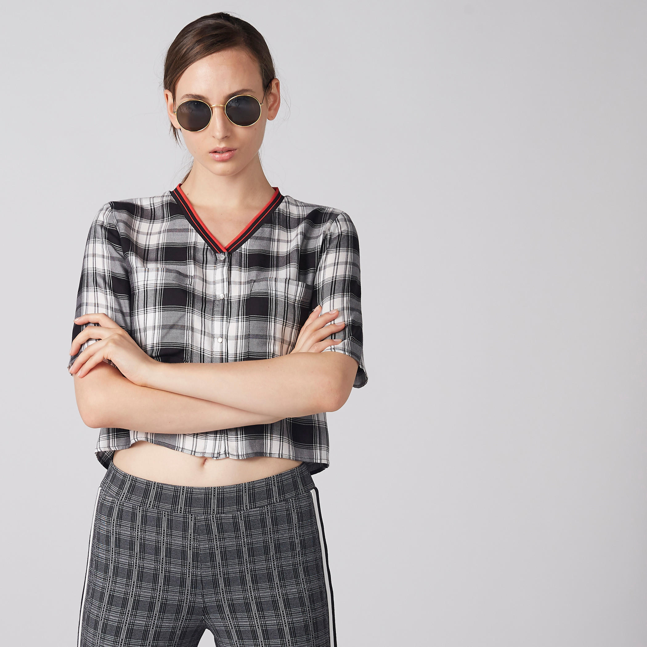 قميص كاروهات بياقة V وأكمام قصيرة من لي كوبر-women-clothing-shirtsandblouses-shirts-image-1