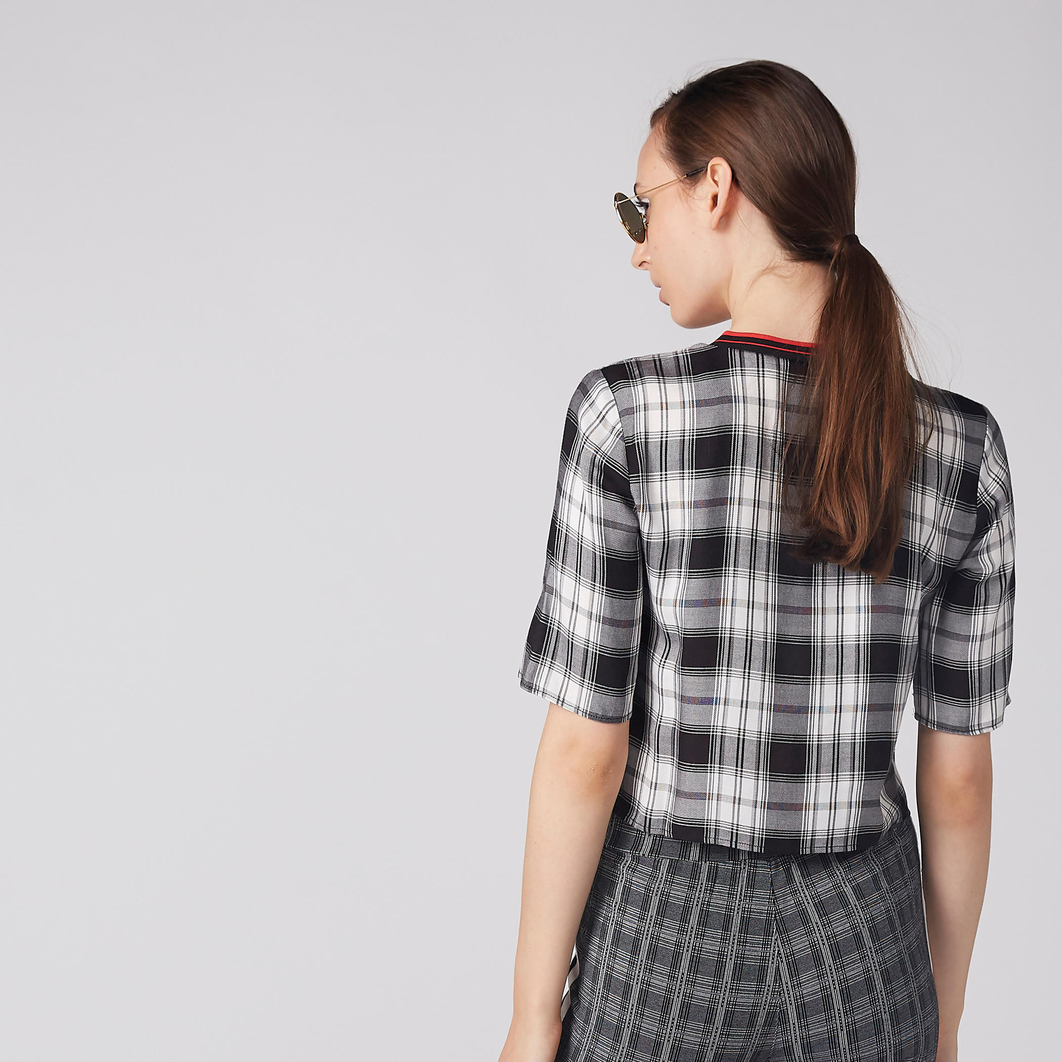 قميص كاروهات بياقة V وأكمام قصيرة من لي كوبر-women-clothing-shirtsandblouses-shirts-image-2