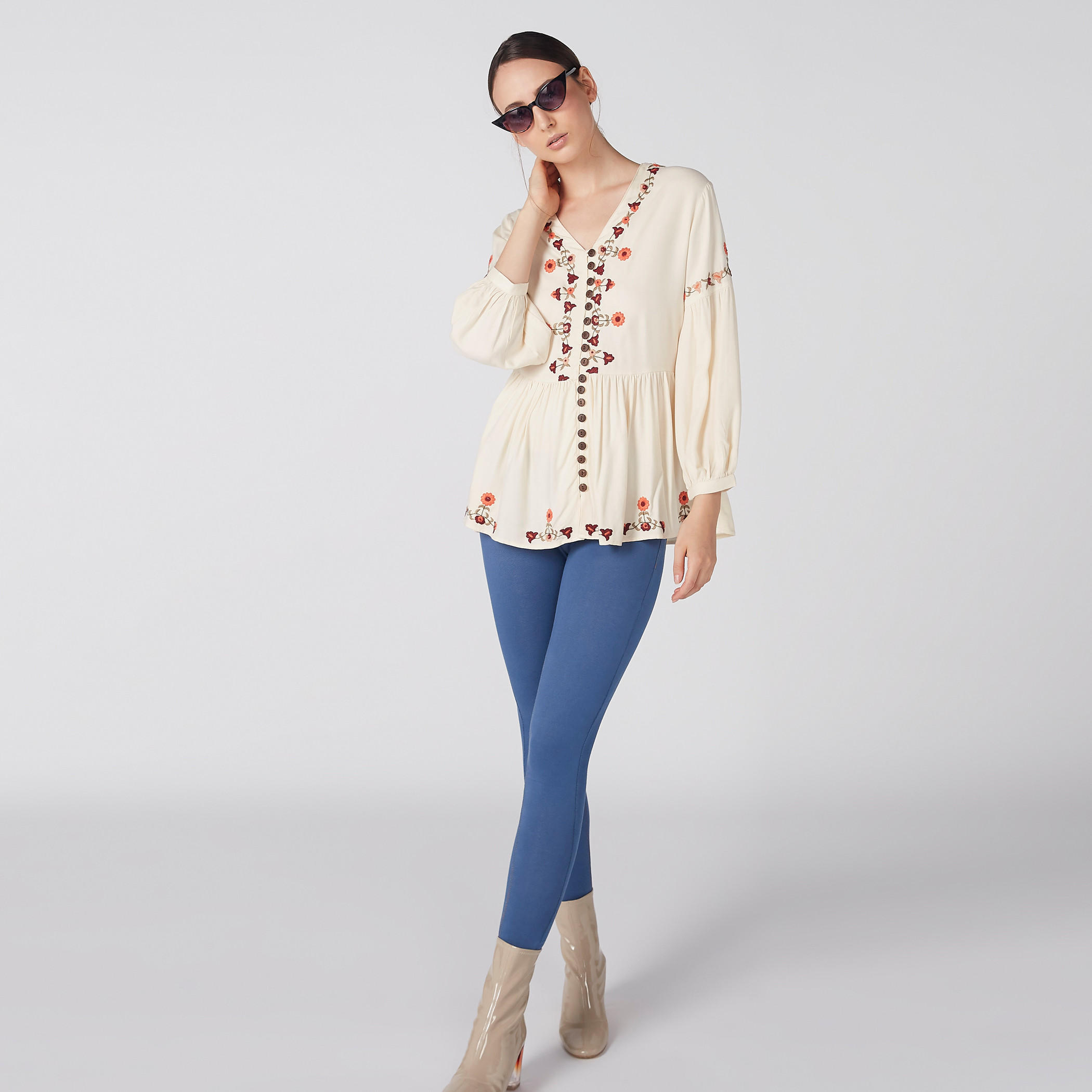 بلوزة مطرزة بياقة V وأكمام طويلة وأزرار-women-clothing-shirtsandblouses-blouses-image-1
