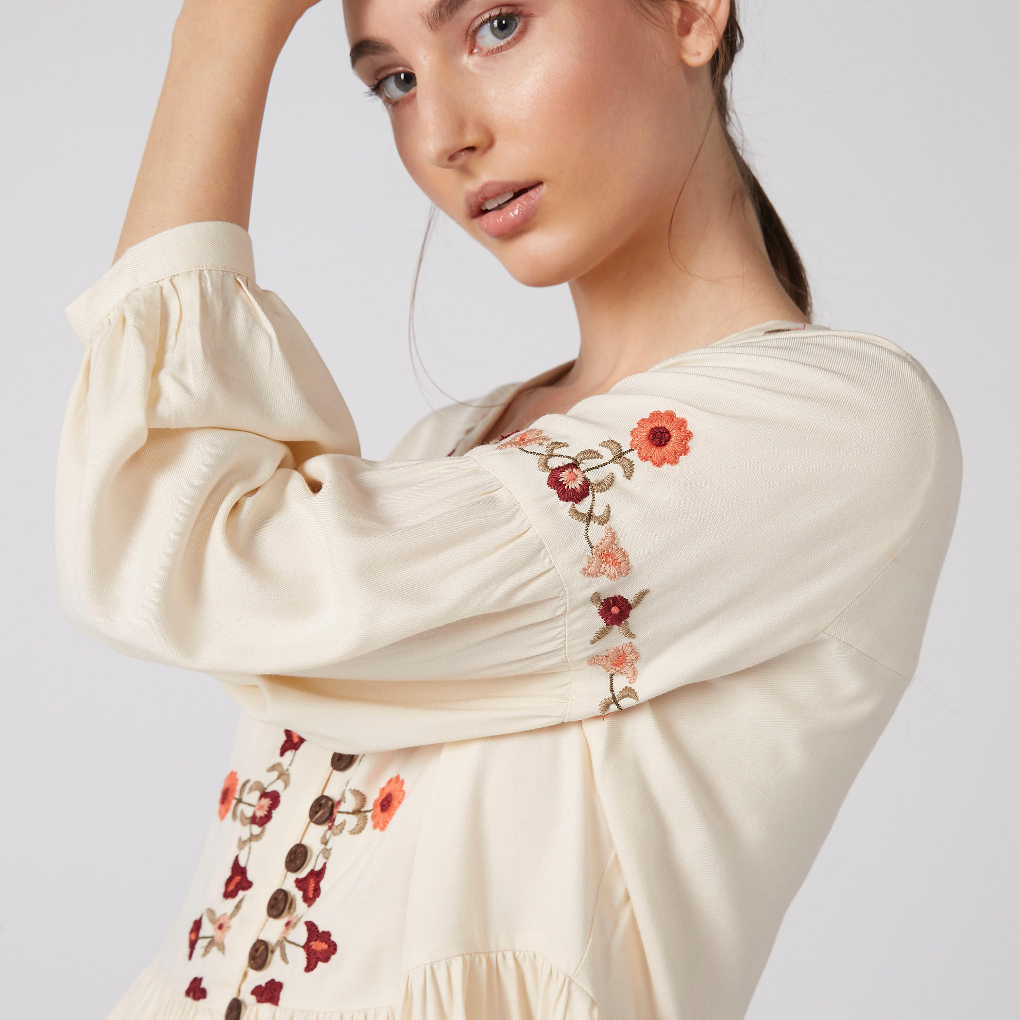بلوزة مطرزة بياقة V وأكمام طويلة وأزرار-women-clothing-shirtsandblouses-blouses-image-2