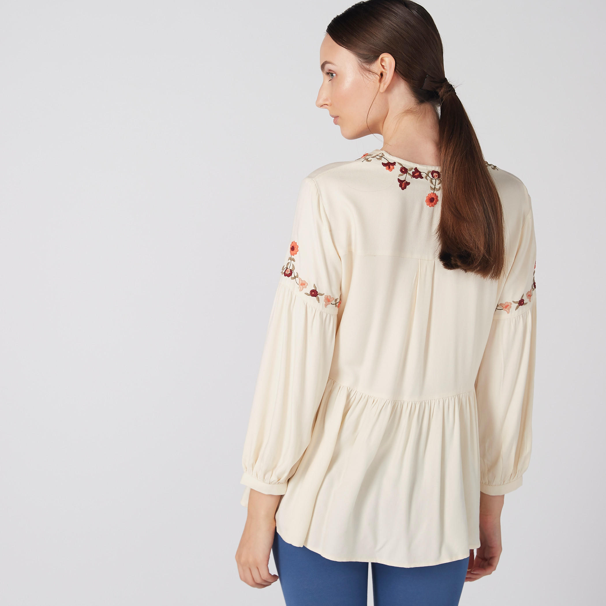 بلوزة مطرزة بياقة V وأكمام طويلة وأزرار-women-clothing-shirtsandblouses-blouses-image-4