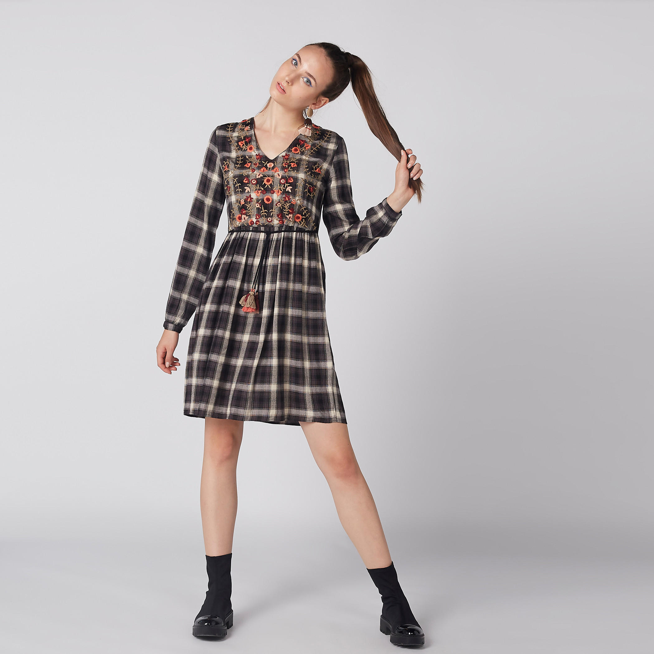 فستان كاروهات متوسط الطول بأكمام طويلة وتطريز-women-clothing-dresses-image-1