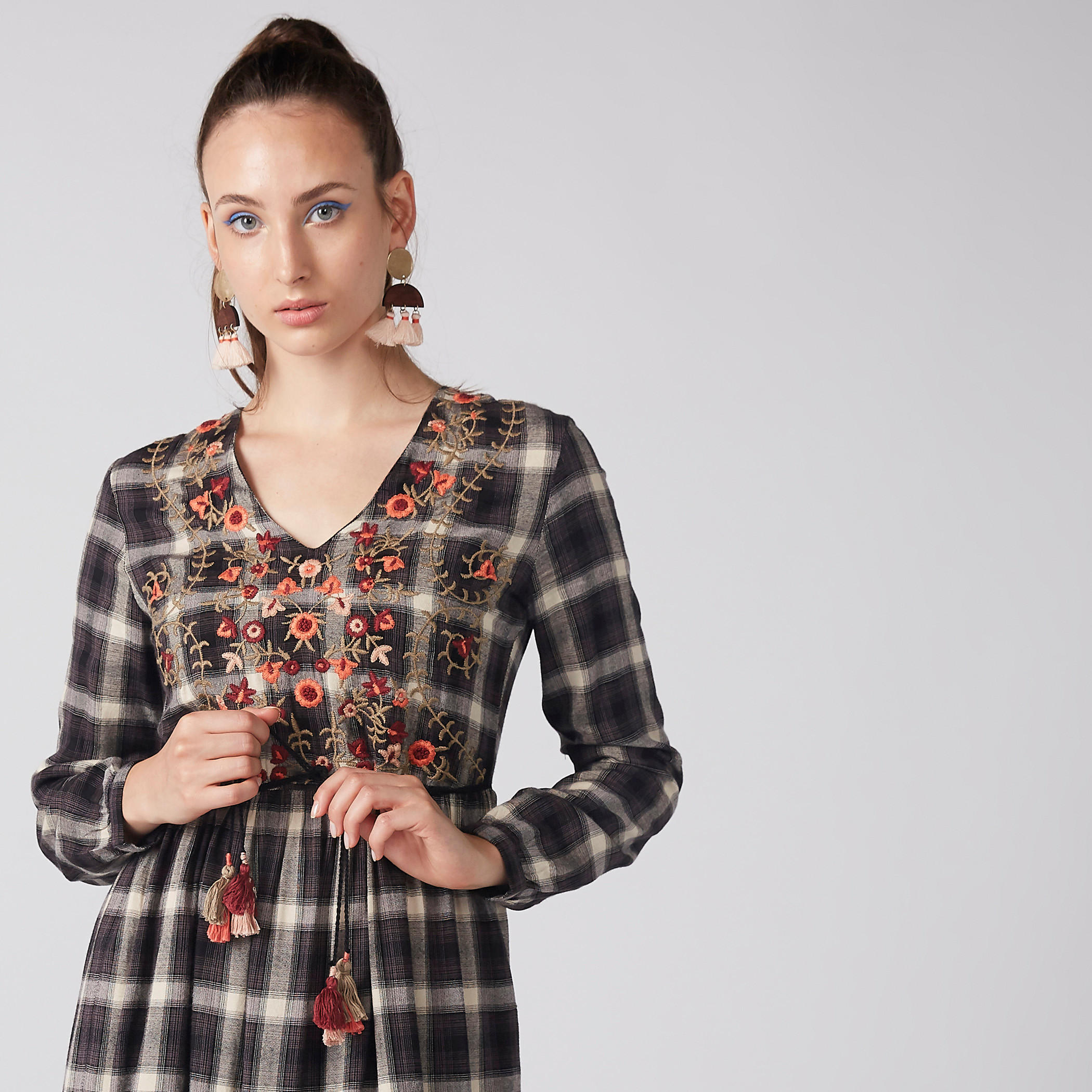 فستان كاروهات متوسط الطول بأكمام طويلة وتطريز-women-clothing-dresses-image-2