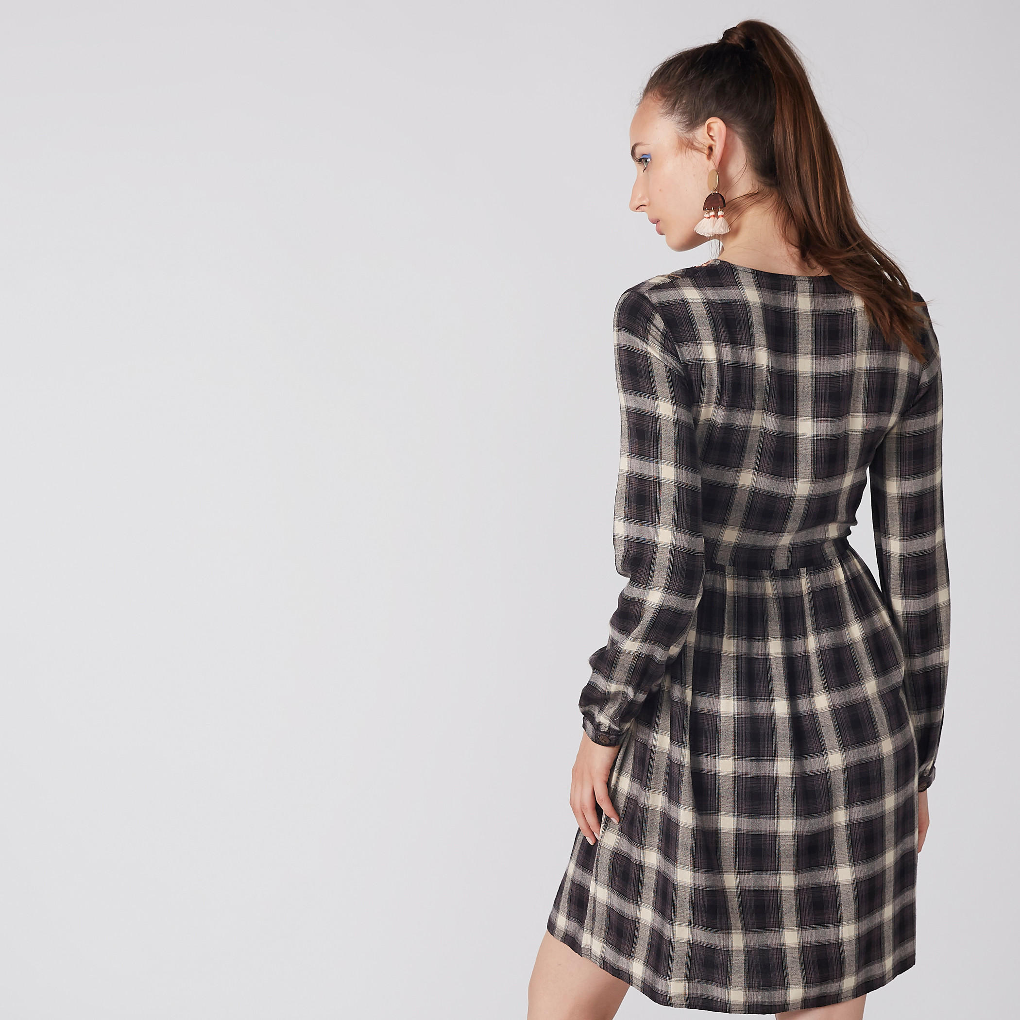 فستان كاروهات متوسط الطول بأكمام طويلة وتطريز-women-clothing-dresses-image-3