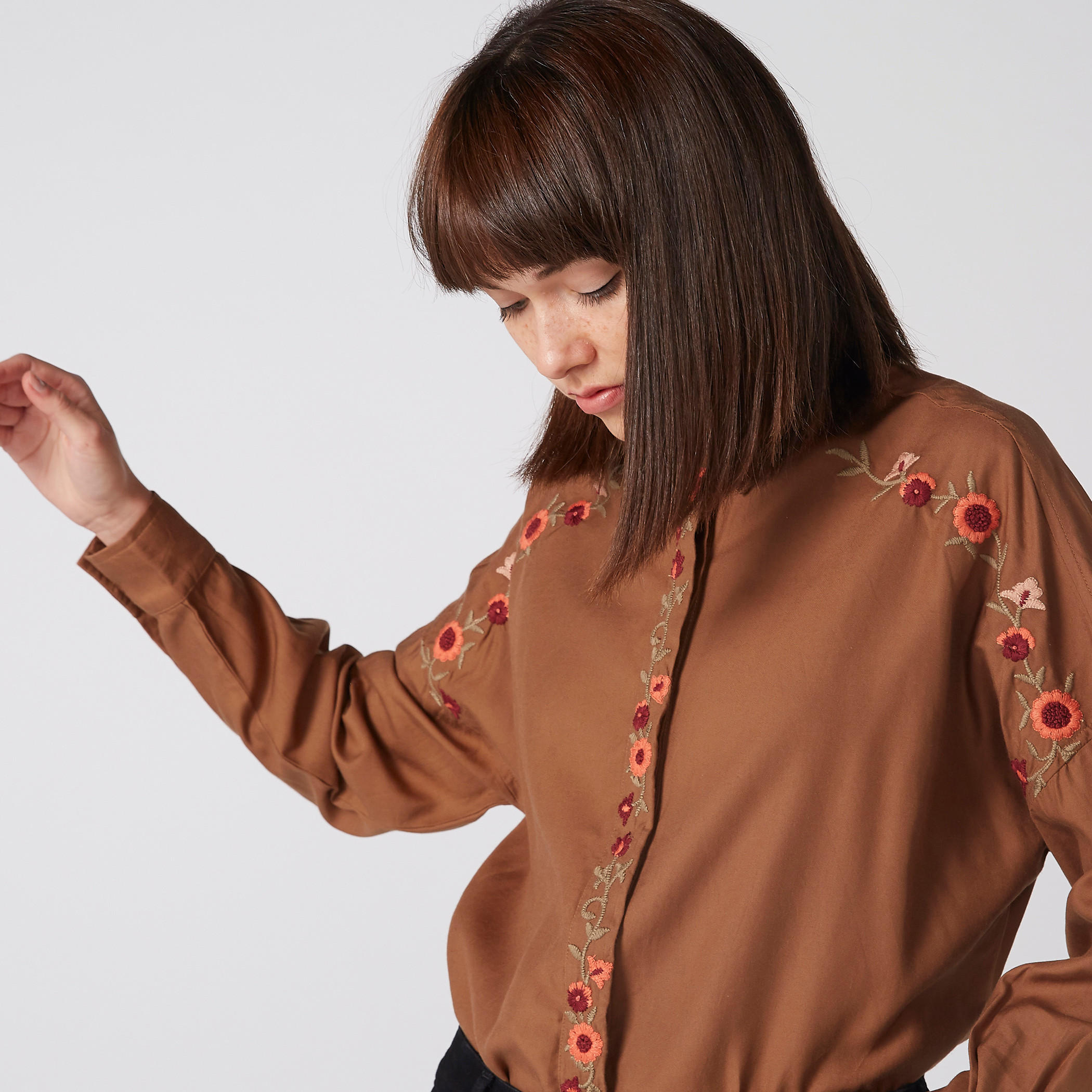 قميص مطرّز بأكمام طويلة وأزرار-women-clothing-shirtsandblouses-shirts-image-2