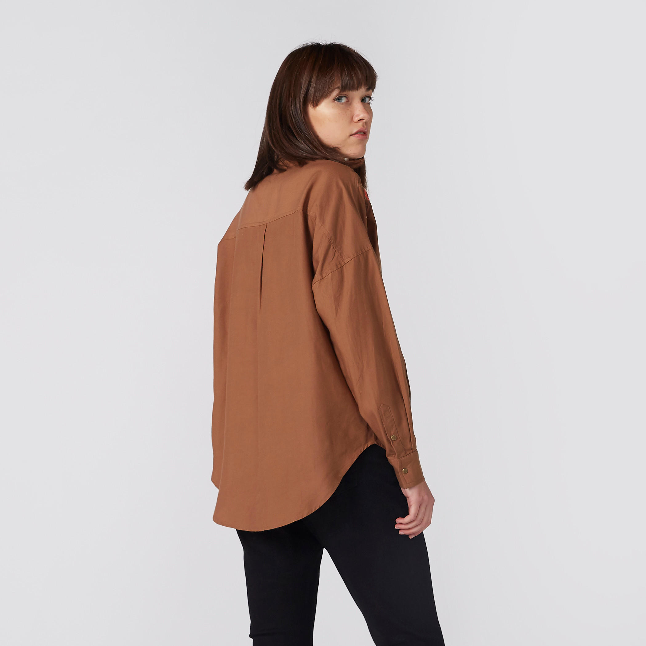 قميص مطرّز بأكمام طويلة وأزرار-women-clothing-shirtsandblouses-shirts-image-1