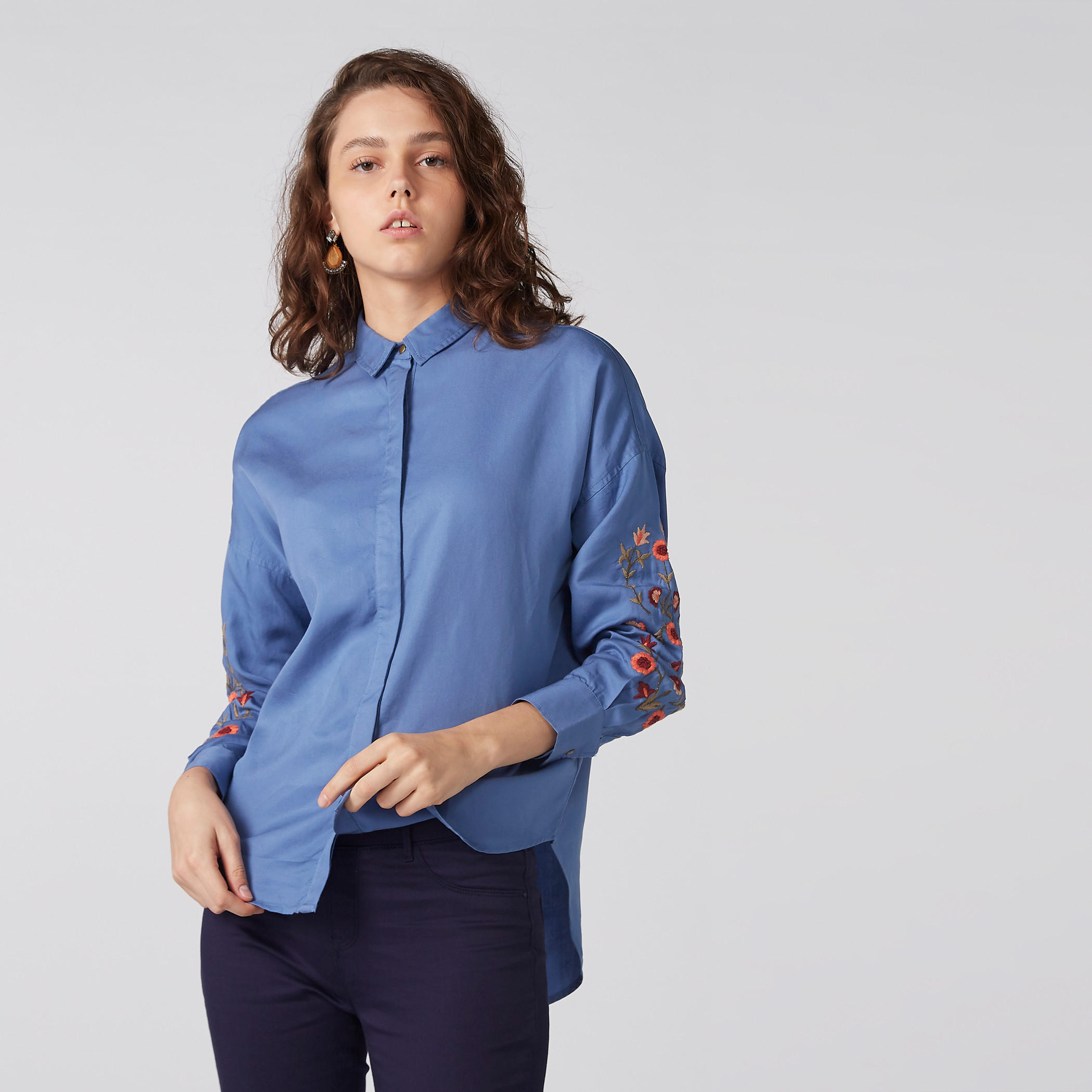 قميص مطرز بأكمام طويلة وأزرار-women-clothing-shirtsandblouses-shirts-image-1