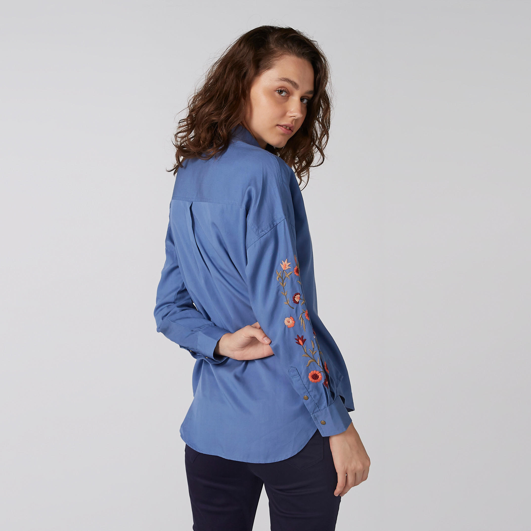 قميص مطرز بأكمام طويلة وأزرار-women-clothing-shirtsandblouses-shirts-image-3