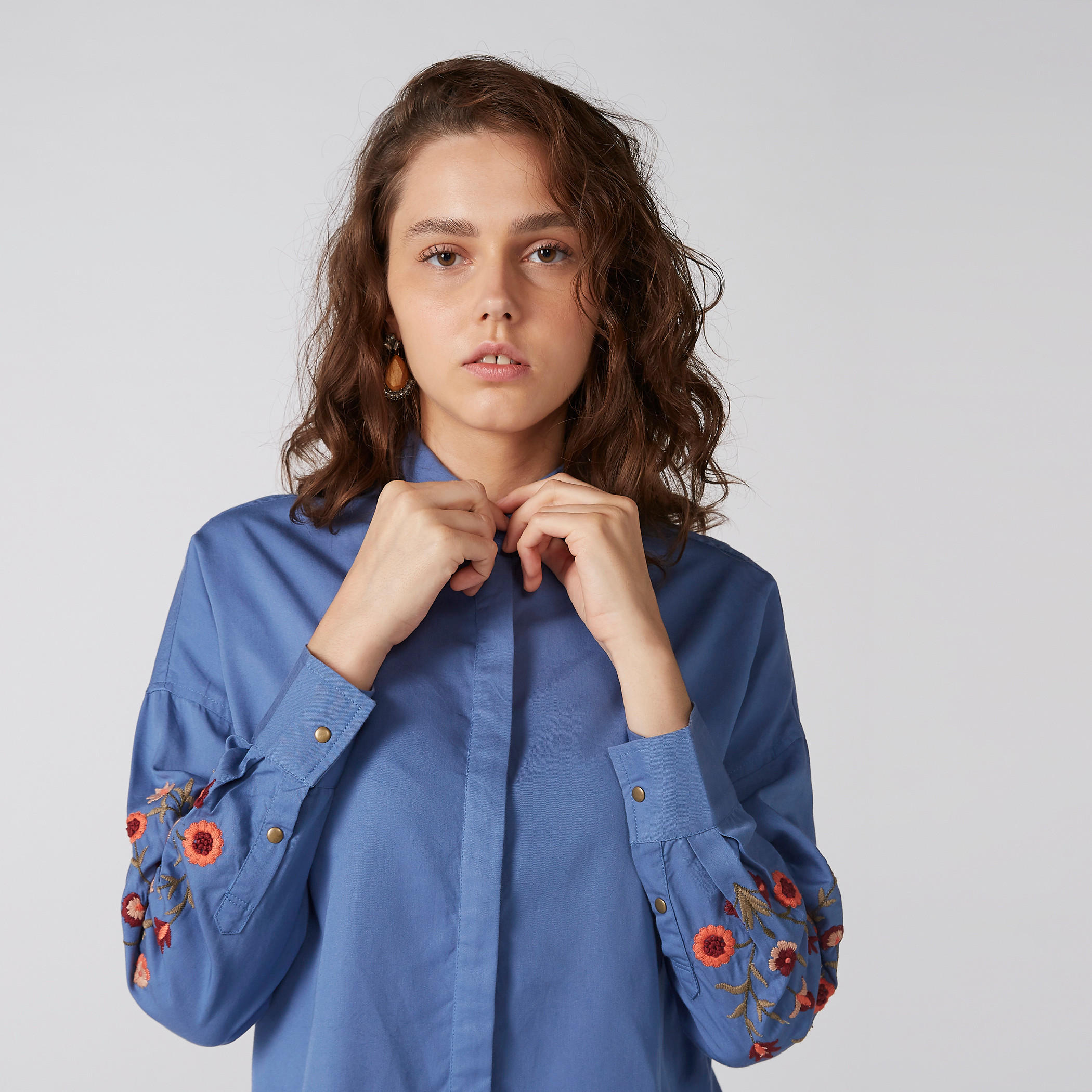 قميص مطرز بأكمام طويلة وأزرار-women-clothing-shirtsandblouses-shirts-image-4